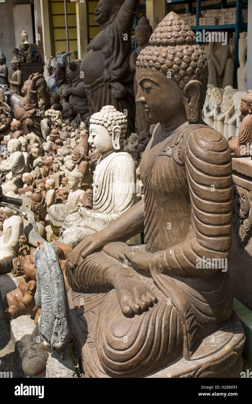 Indonesien, Bali, Ubud, Peliatan, JL. Raya Andong, große Buddha-Figuren in Handwerks-shop Stockfoto