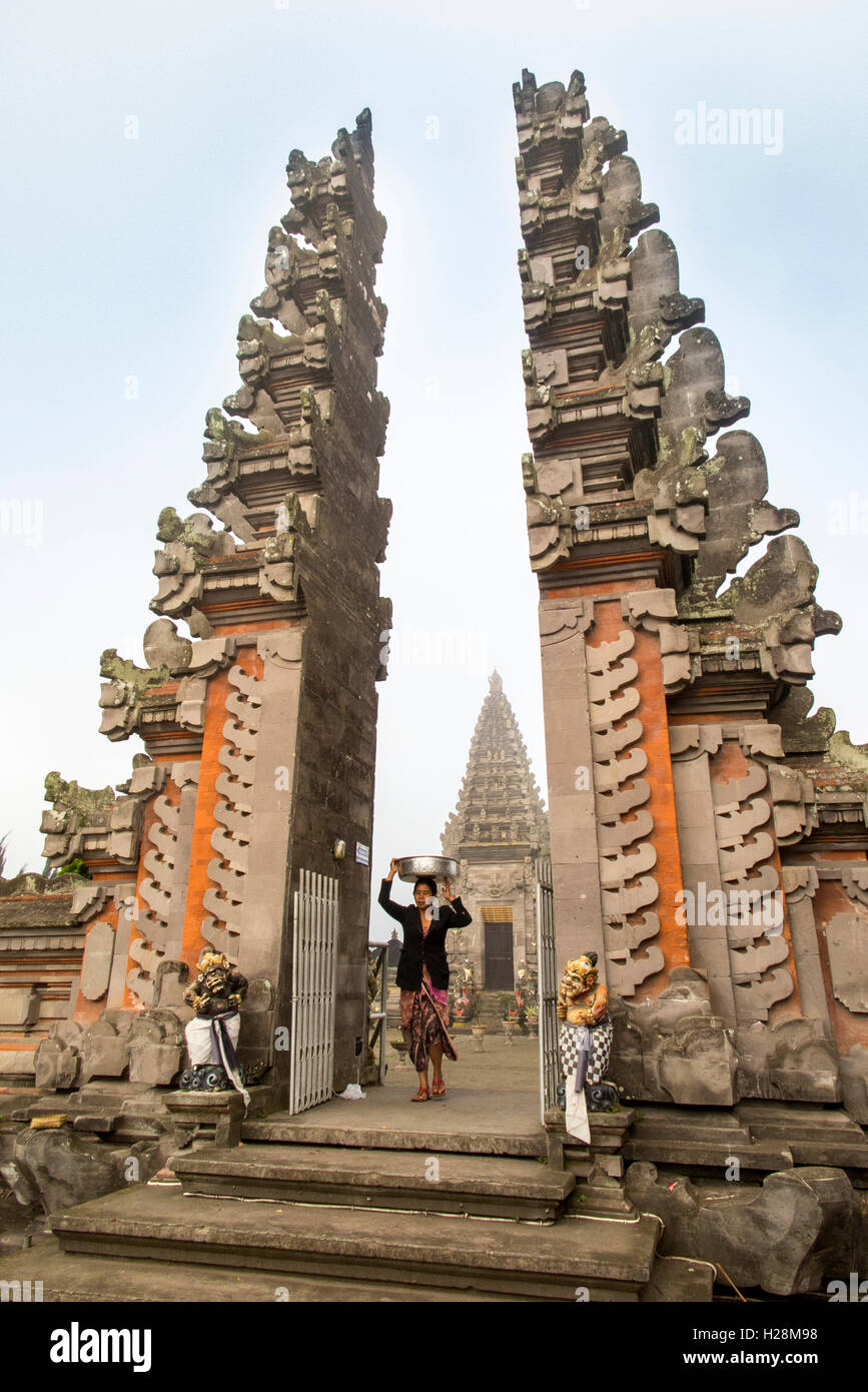 Indonesien, Bali, Batur, Pura Ulun Danu Batur, Tor zum Innenhof, Anbeter mit Kuningan Angebote Stockfoto