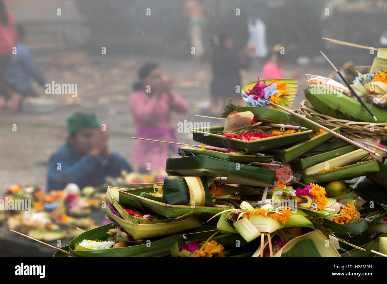 Indonesien, Bali, Batur, Pura Ulun Danu Batur Kuningan Festival Angebote auf Altar Haufen Stockfoto