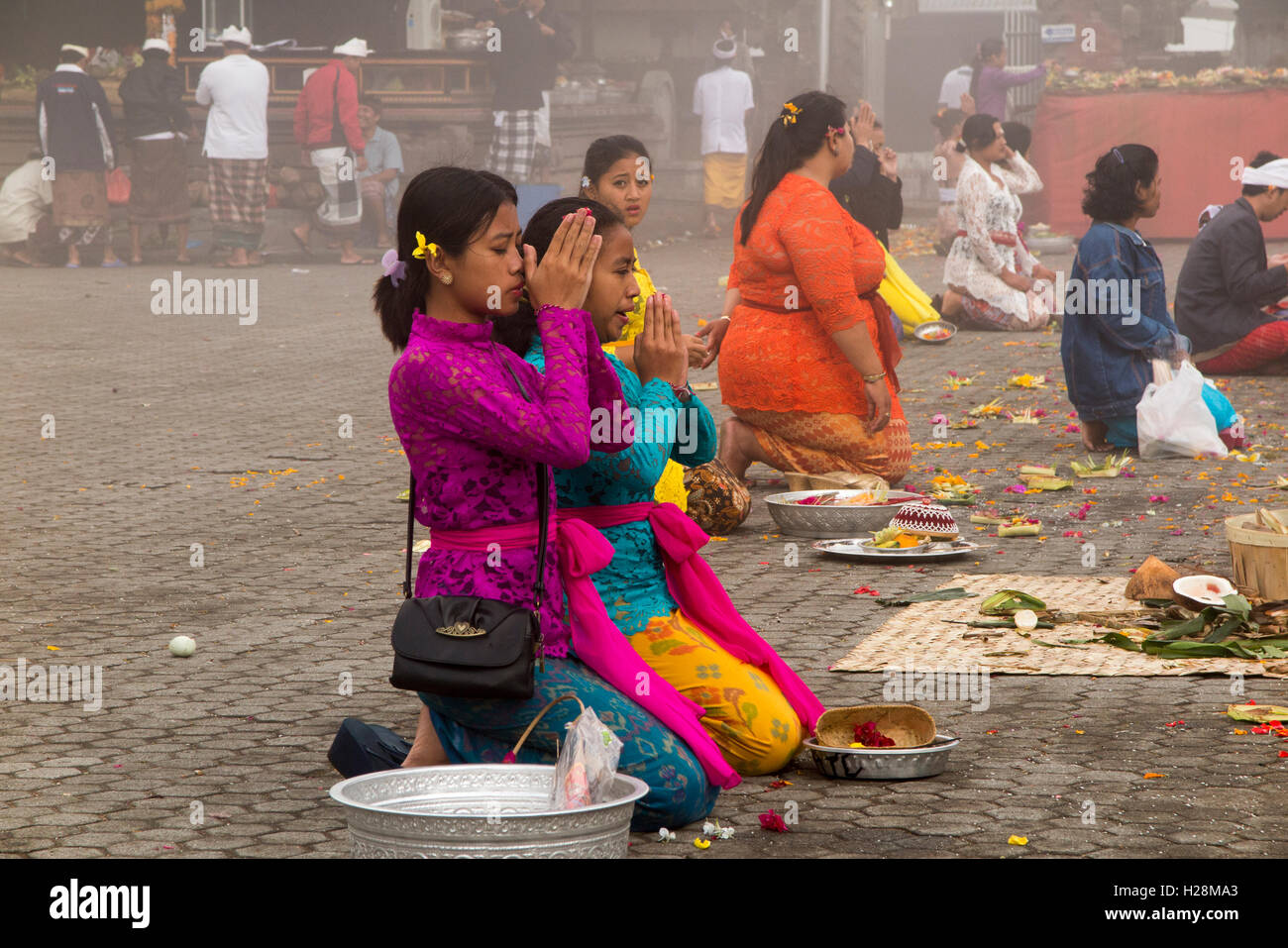 Indonesien, Bali, Batur, Pura Ulun Danu Batur Kuningan Festival Frauen Gläubige beten am frühen Morgen Stockfoto