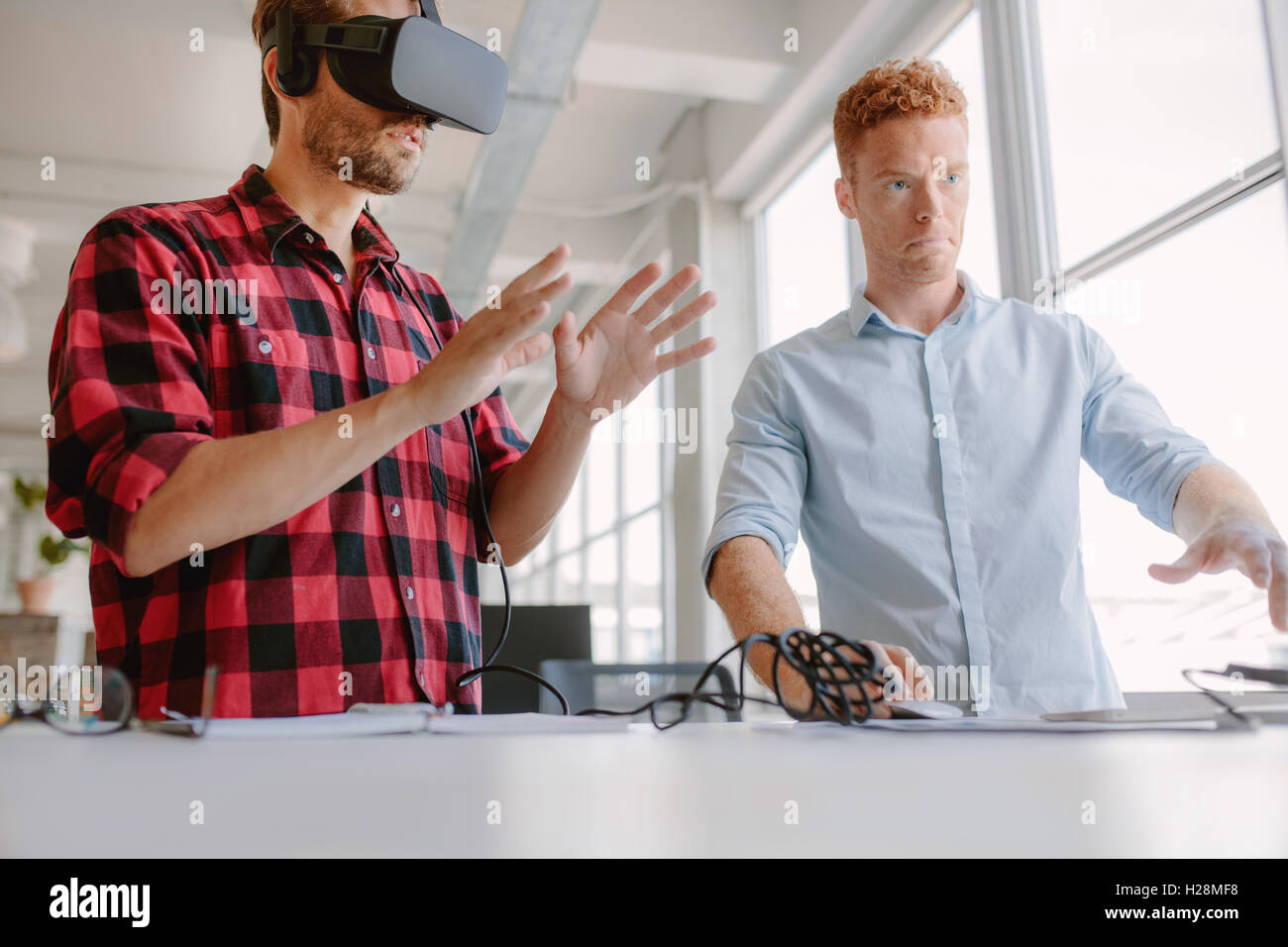 Entwickler, die eine augmented-Reality-Prüfeinrichtung mit einem breiten Spektrum von Anwendungen von Gaming, Sehhilfe. Junger Mann tragen Vr headse Stockfoto