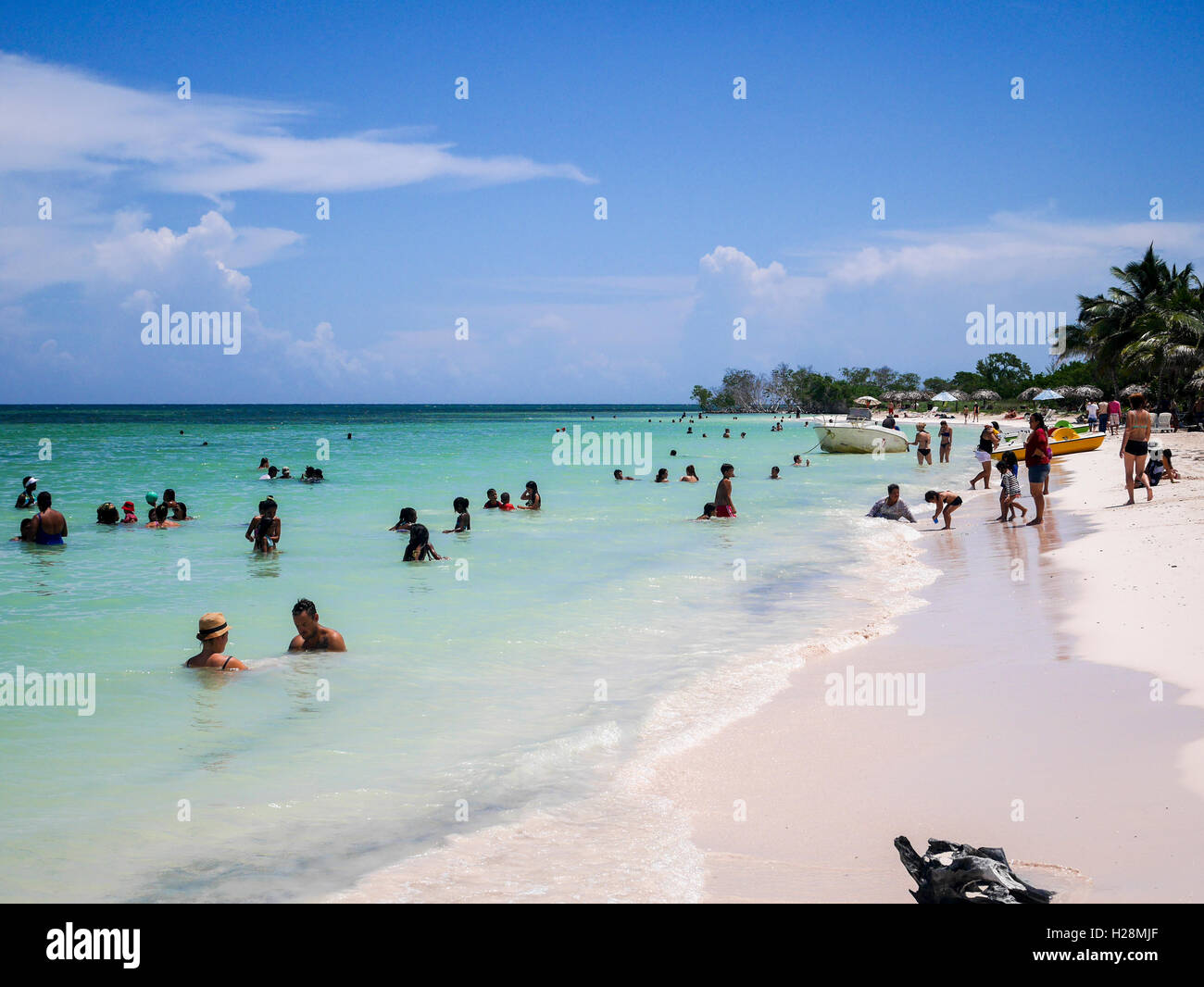 Strand voller Menschen in Kuba Stockfoto