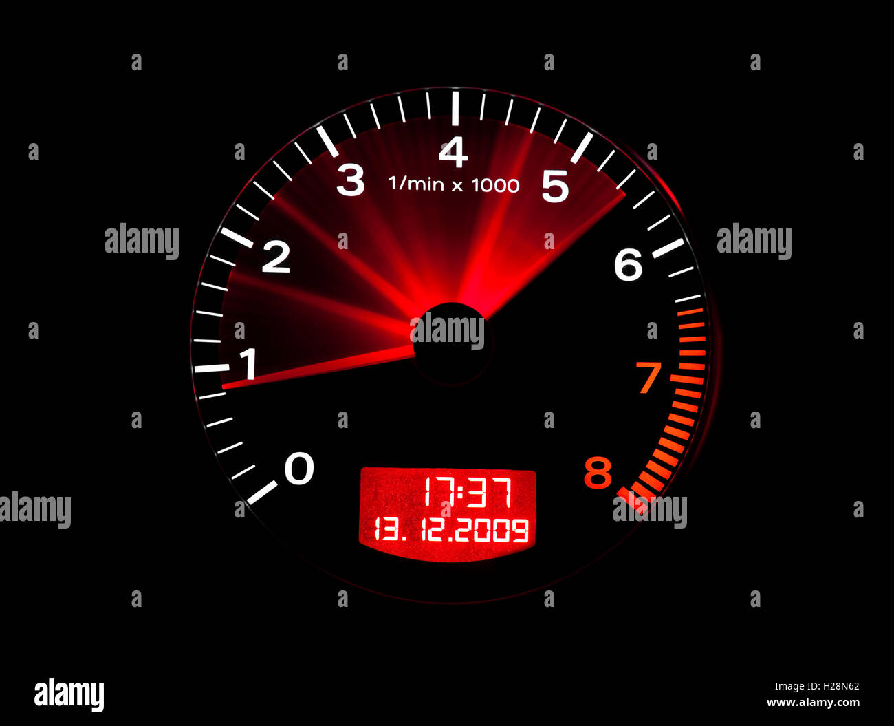 Nahaufnahme eines Drehzahlmesser oder Rev-Zählers mit Nadel Bewegungsunschärfe Stockfoto