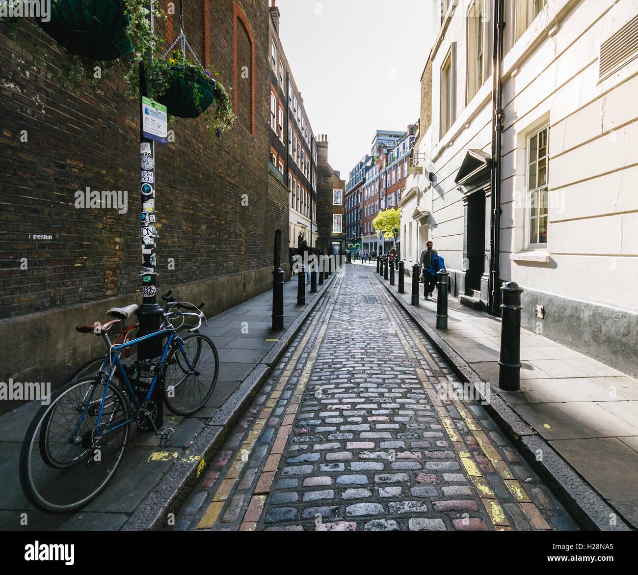 Schiebe Rad in London Mews Stockfoto