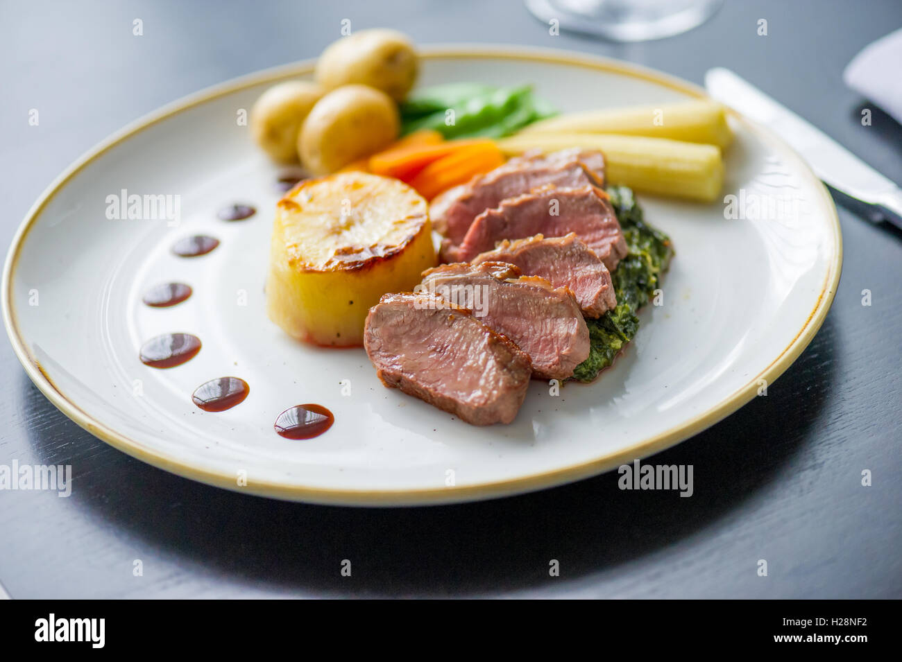Lammkarree mit Fondant Kartoffeln und Gemüse Stockfoto