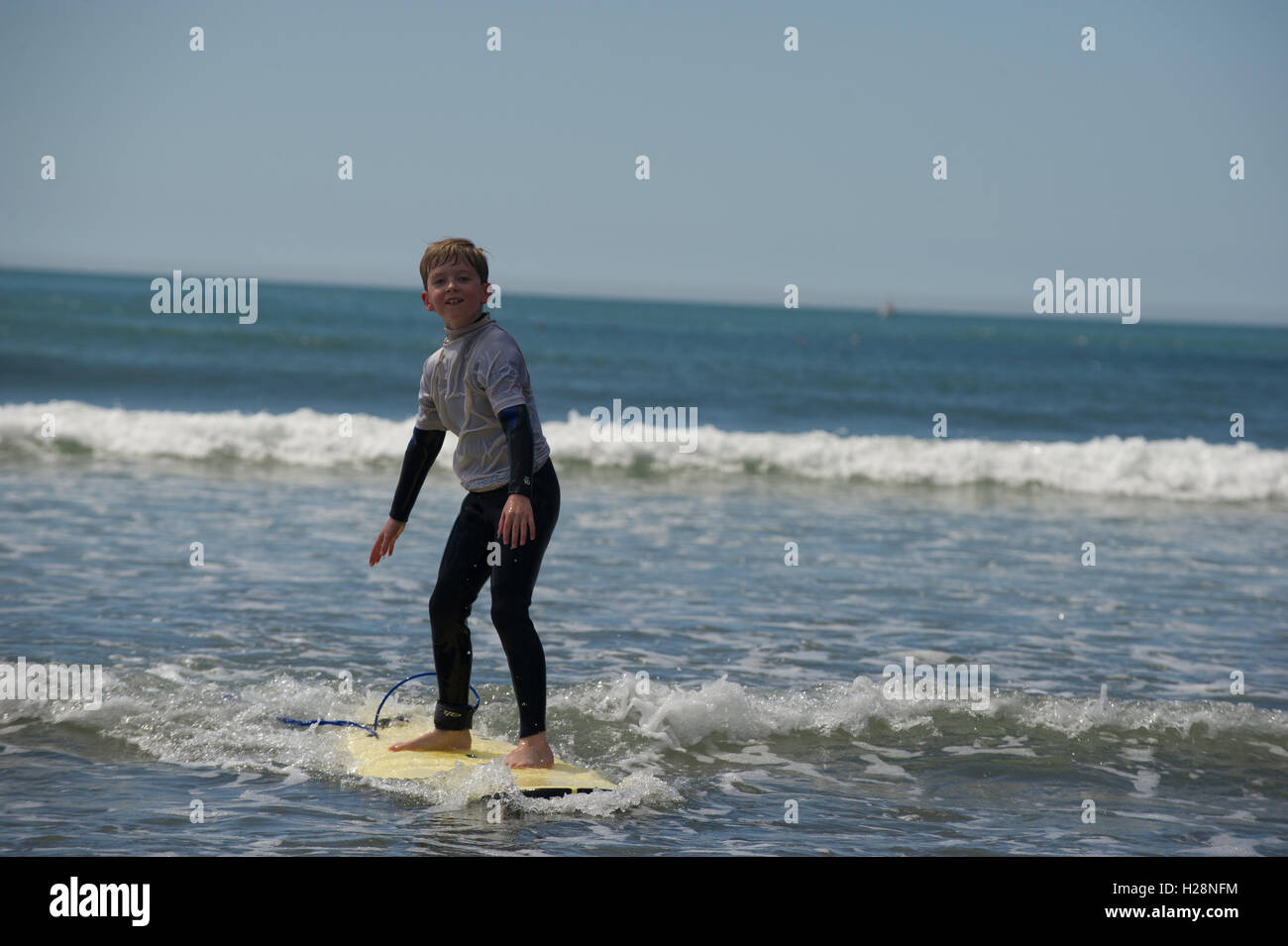 Kinder lernen zu surfen Stockfoto