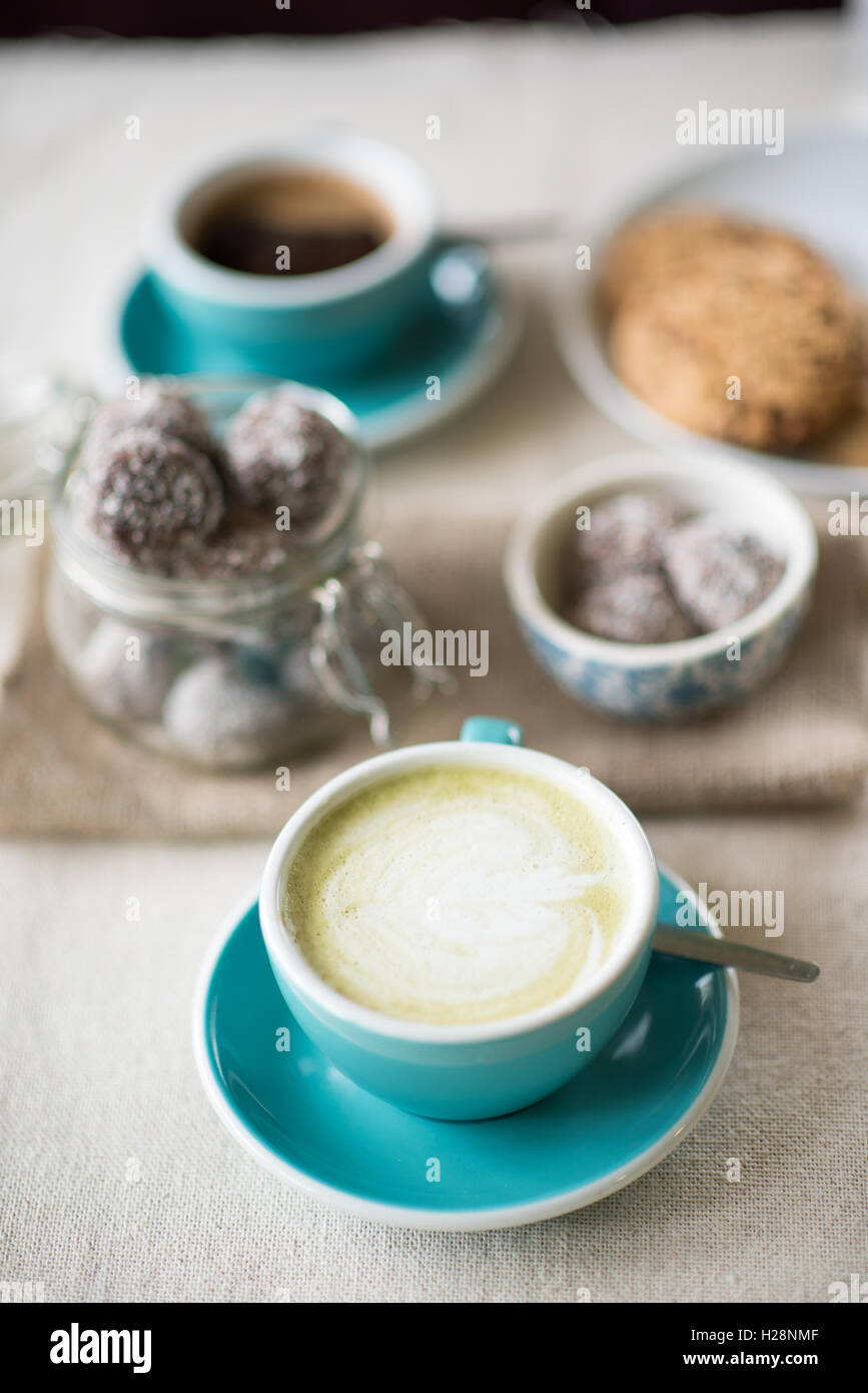 Grüner Tee mit Cookies im Hintergrund Stockfoto