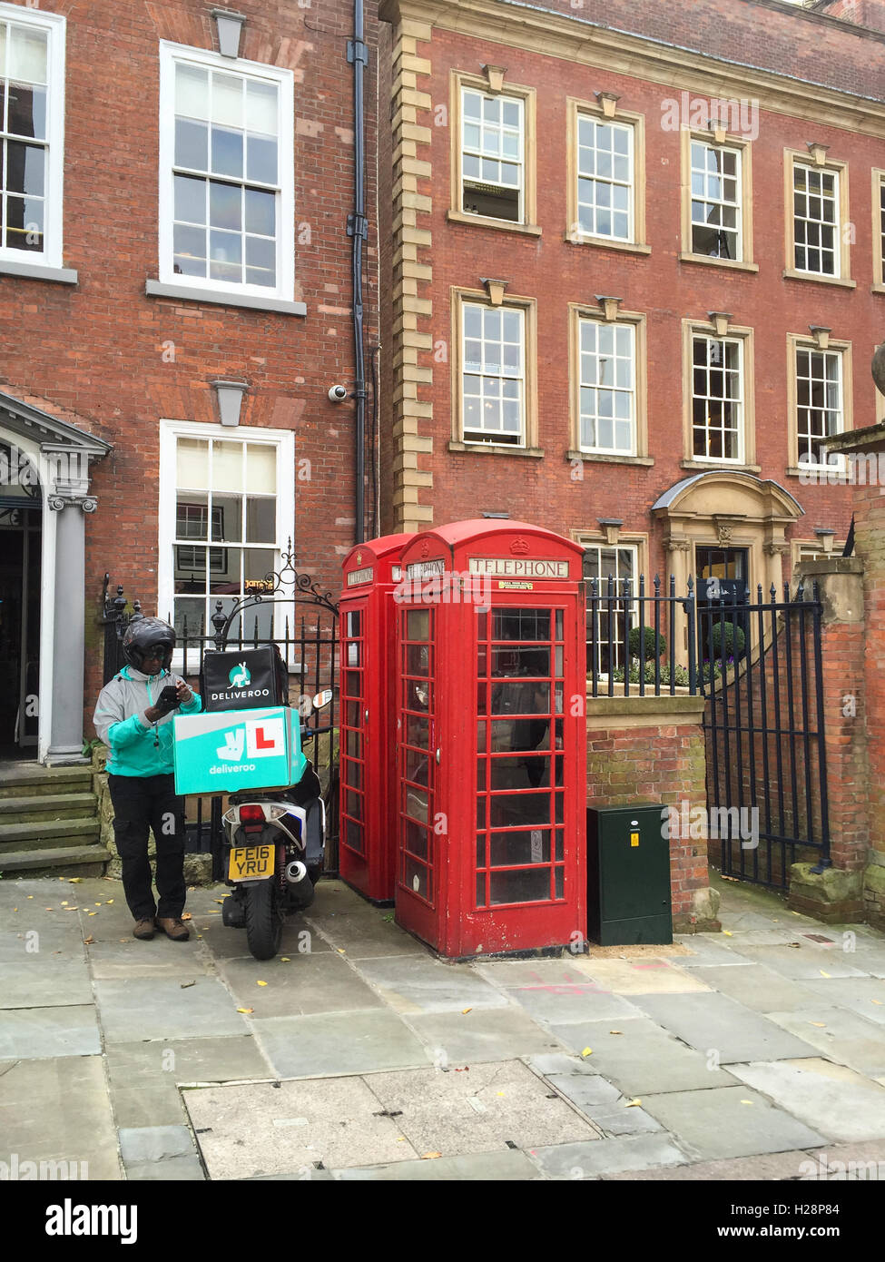 Männliche deliveroo Fahrradfahrerin Anlieferung Treiber liefern, auf niedrige Pflaster. nottingham. Stockfoto