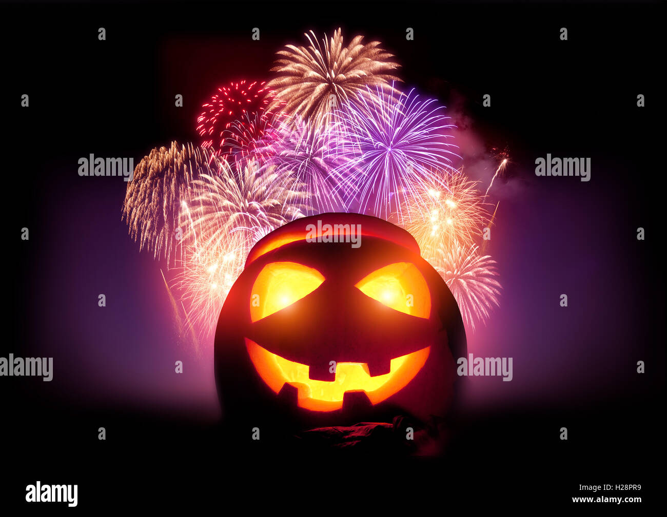 Halloween-Feuerwerk-Party. Glühende Jack o ' Lantern Kürbis mit einem Feuerwerk-Anzeige-Event. Stockfoto