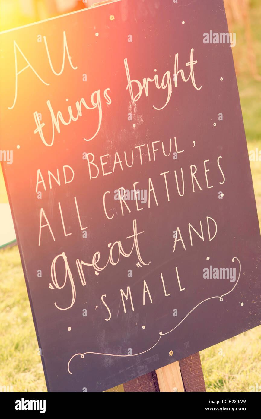"Alle Dinge hell und schön alle Kreatur groß und klein" auf einem Schild am Dalyseford Herbstshow angekreidet. England Stockfoto
