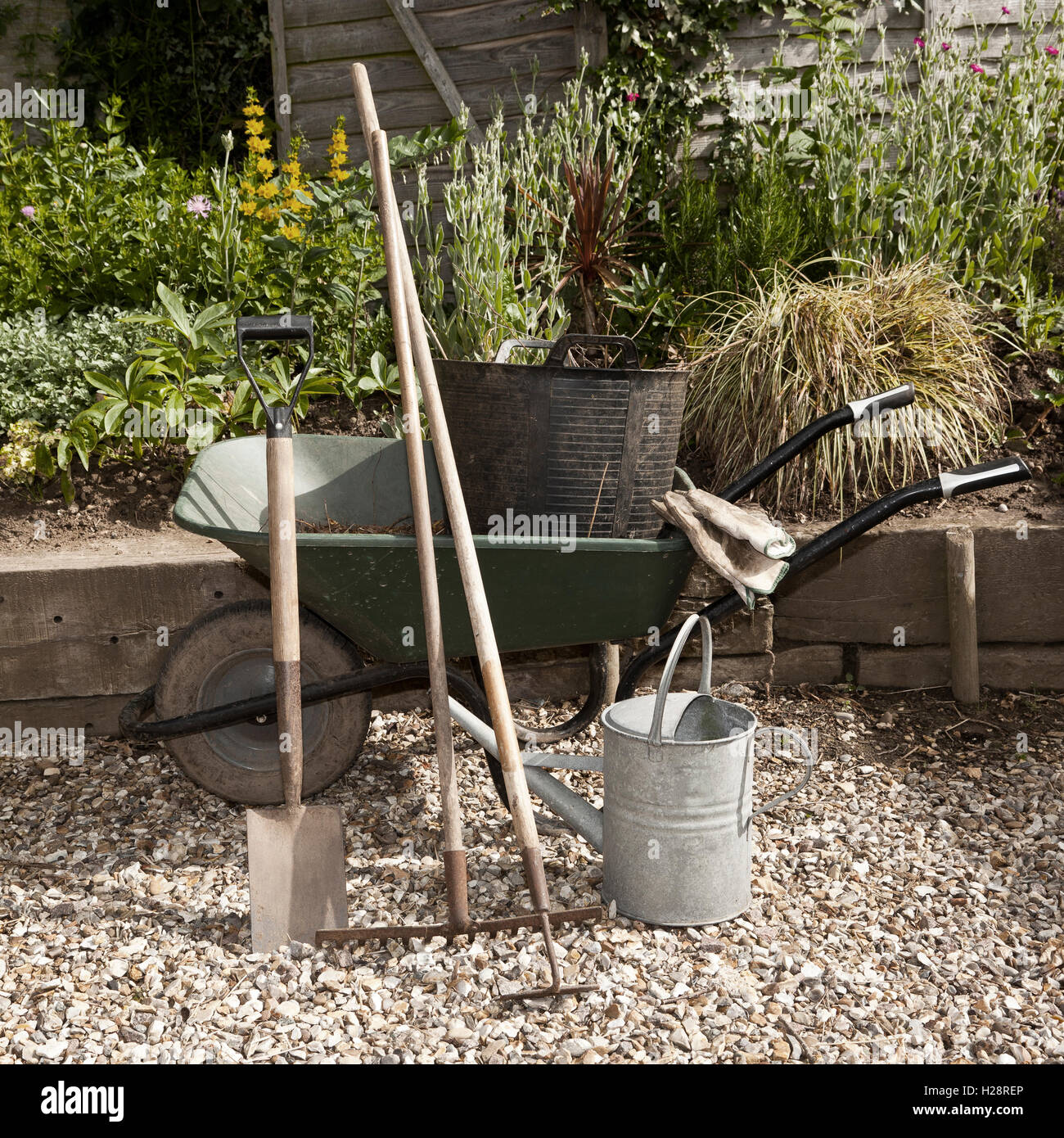 Eine Schubkarre und Garten Werkzeuge und einem kleinen Bett angehoben Stockfoto