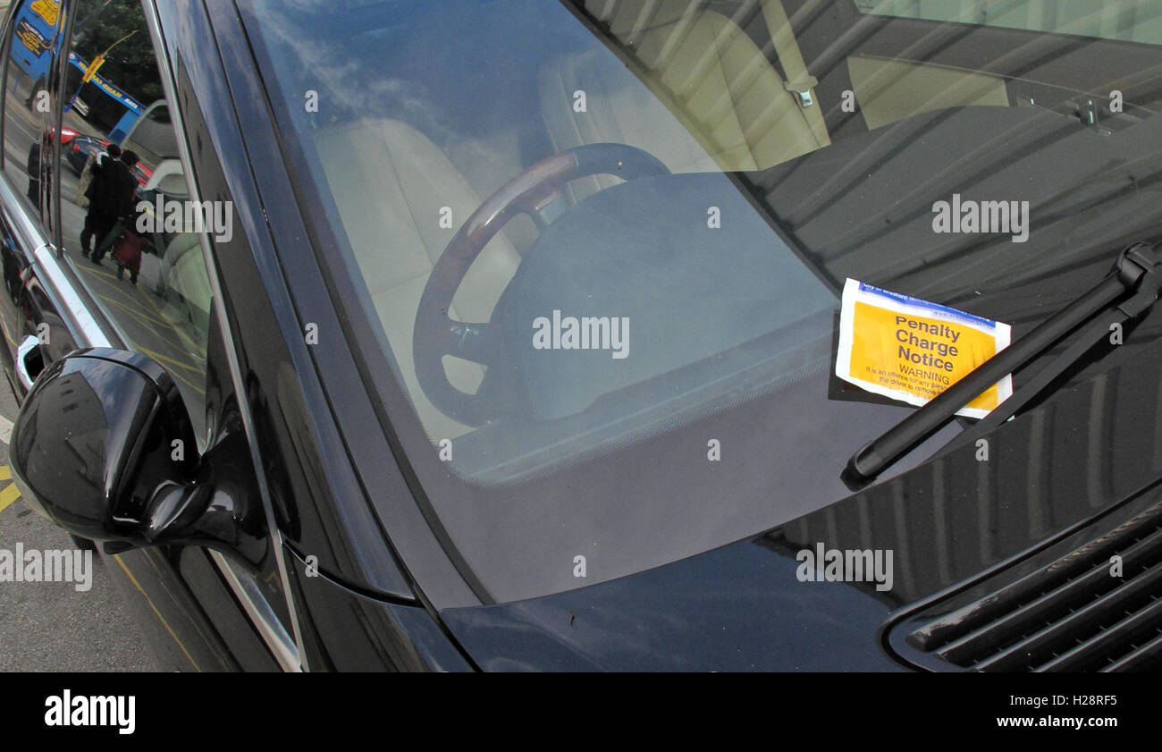 Schwarzes Auto Strafe Gebühr im Voraus, Parkschein Stockfoto