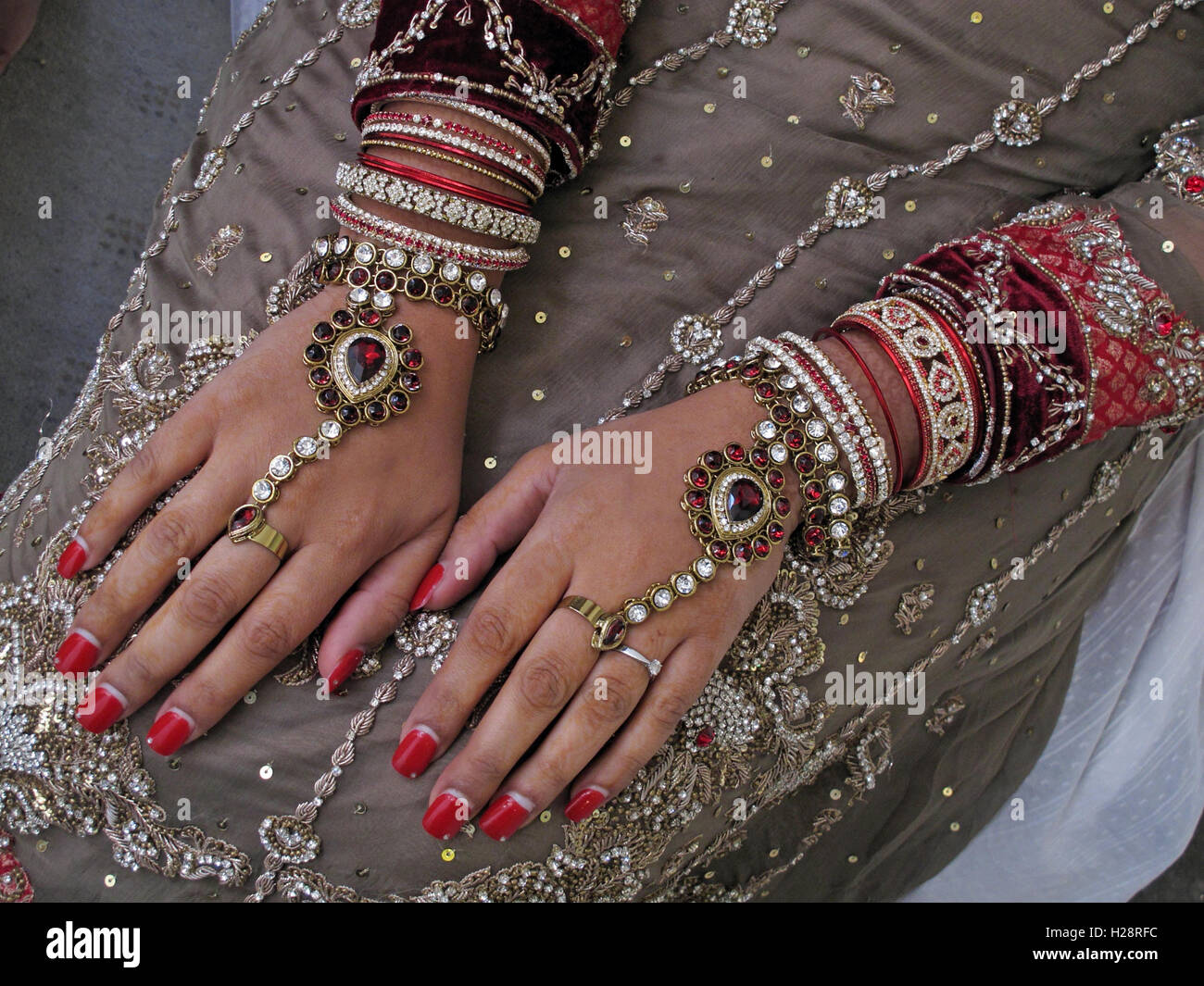 Asiatisch indische, pakistanische, bangladesische Hochzeitshände und Schmuck, wunderschönes Henna und Goldverzierungen Stockfoto