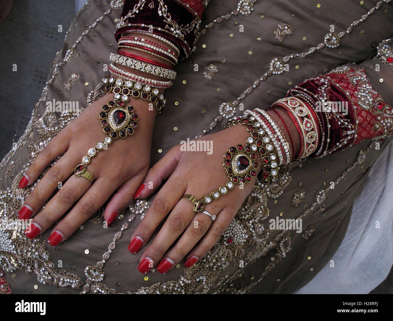 Asiatischen Hochzeit Hände und Schmuck, Henna und gold Stockfoto