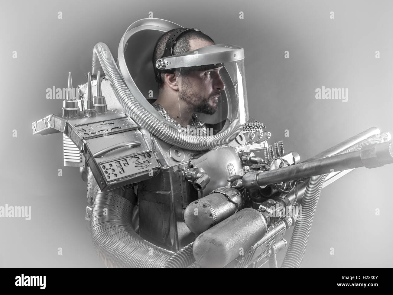 Kosmonaut Astronaut auf einem schwarzen Hintergrund mit riesige Waffe. Stockfoto