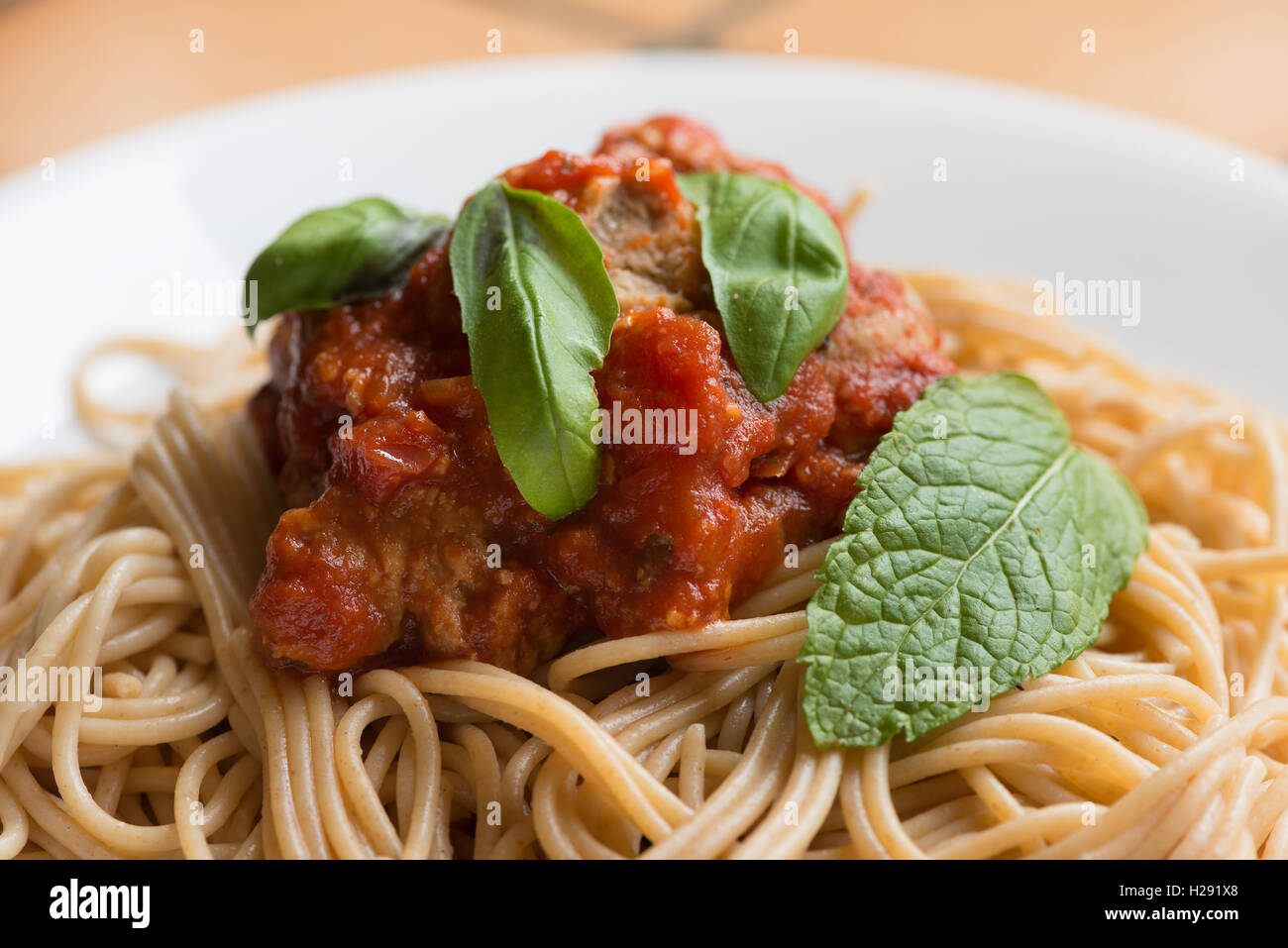 Gesunde Quelle von Protein Vegetarisch Fleisch Kugeln Quorn Stücke in einer Tomatensauce mit Basilikum und spaghetti Stockfoto