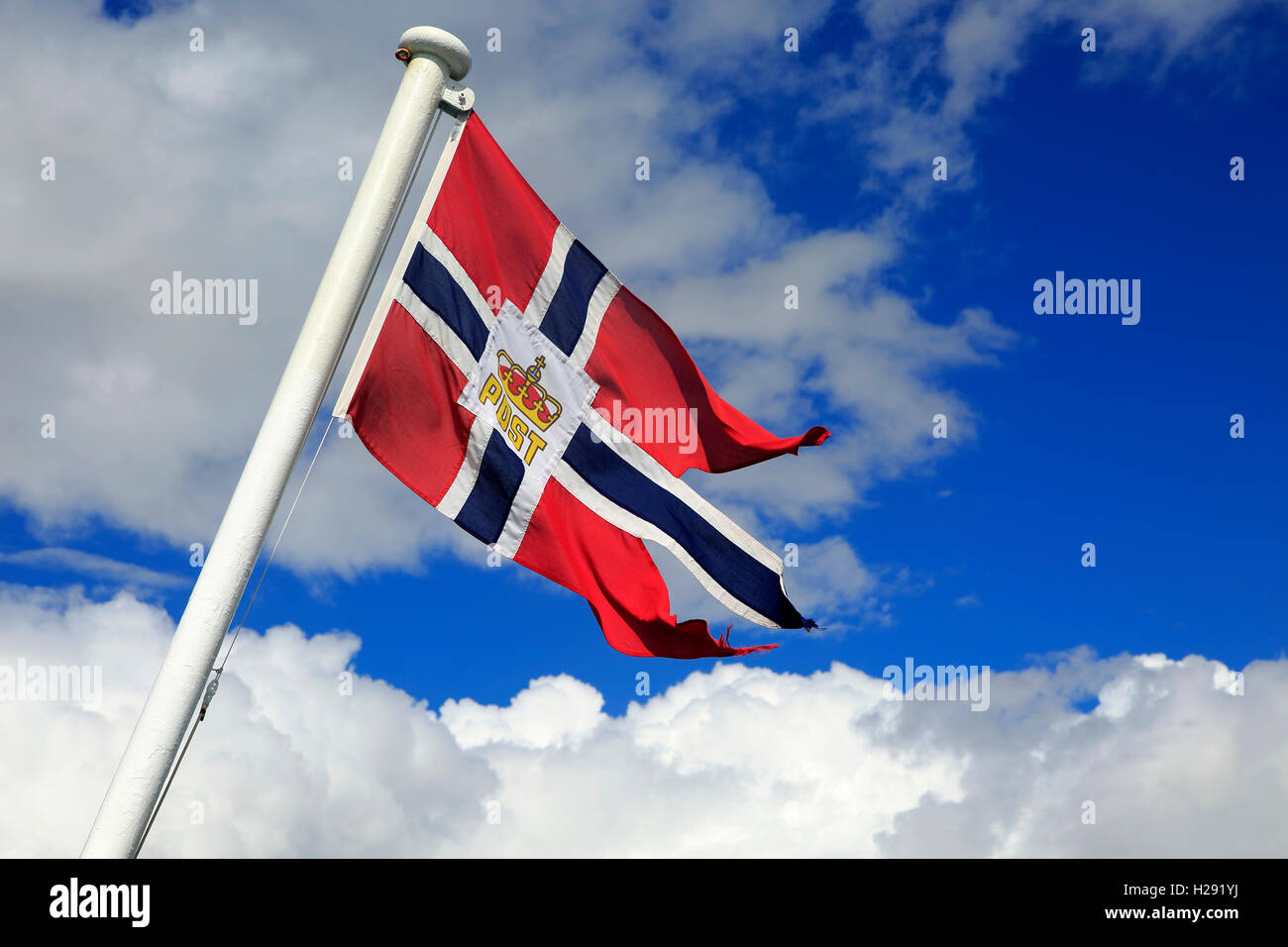 Nationale Flagge auf Post-Schiff Hurtigruten Fähre, Norwegen von unten nach oben Stockfoto