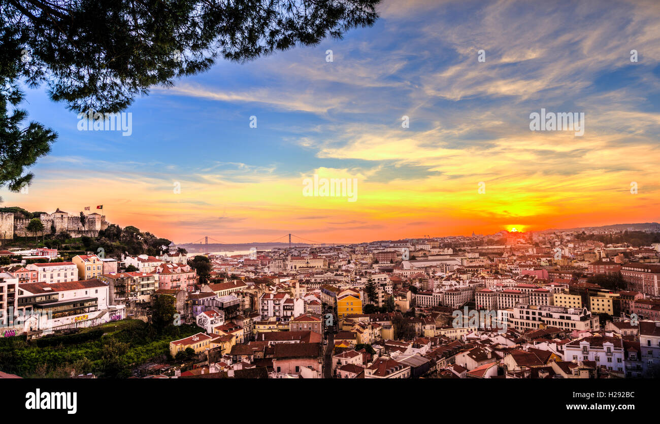 Blick über Lissabon, das Castelo de São Jorge, Sonnenuntergang, Graça Viewpoint, Lissabon, Portugal Stockfoto