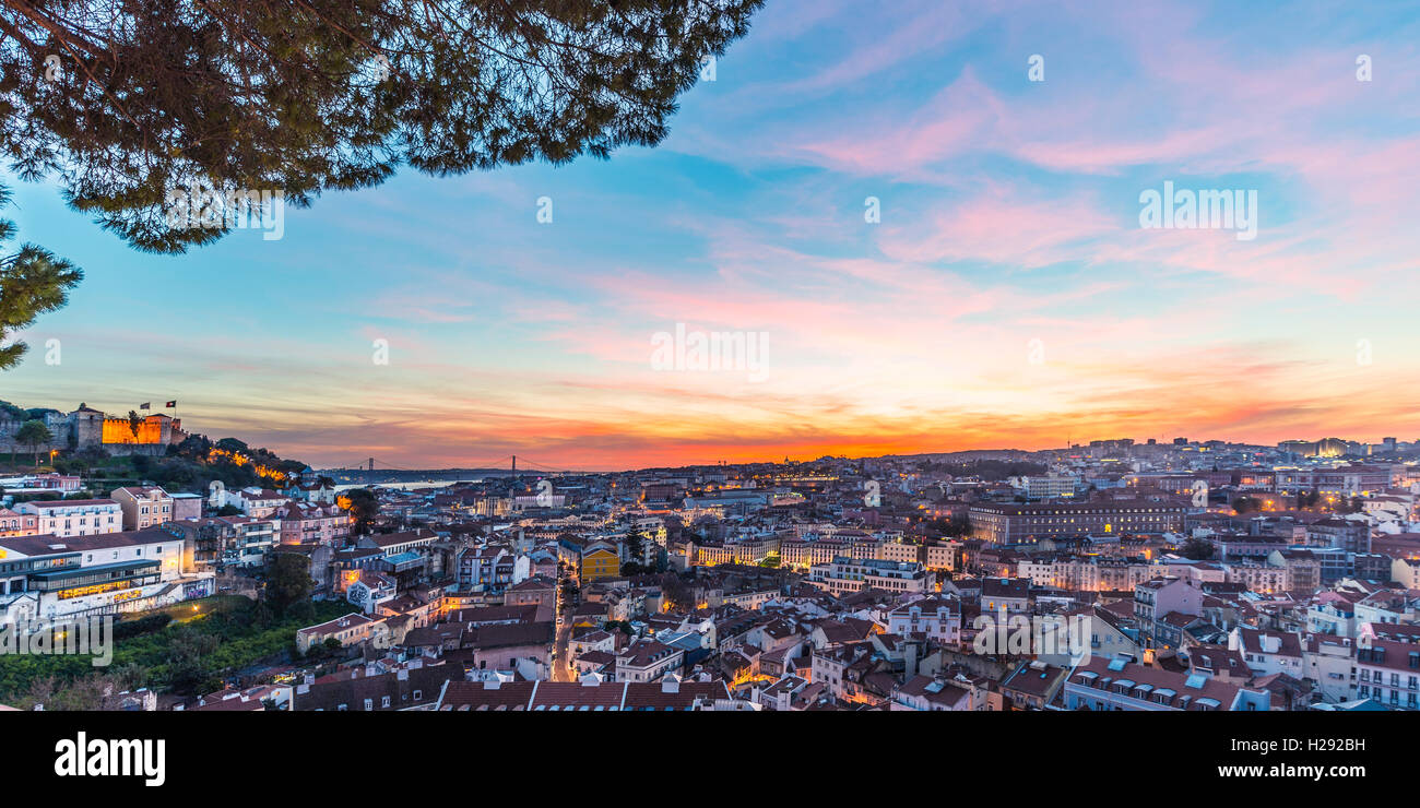 Blick über Lissabon, das Castelo de São Jorge, Sonnenuntergang, Graça Viewpoint, Lissabon, Portugal Stockfoto