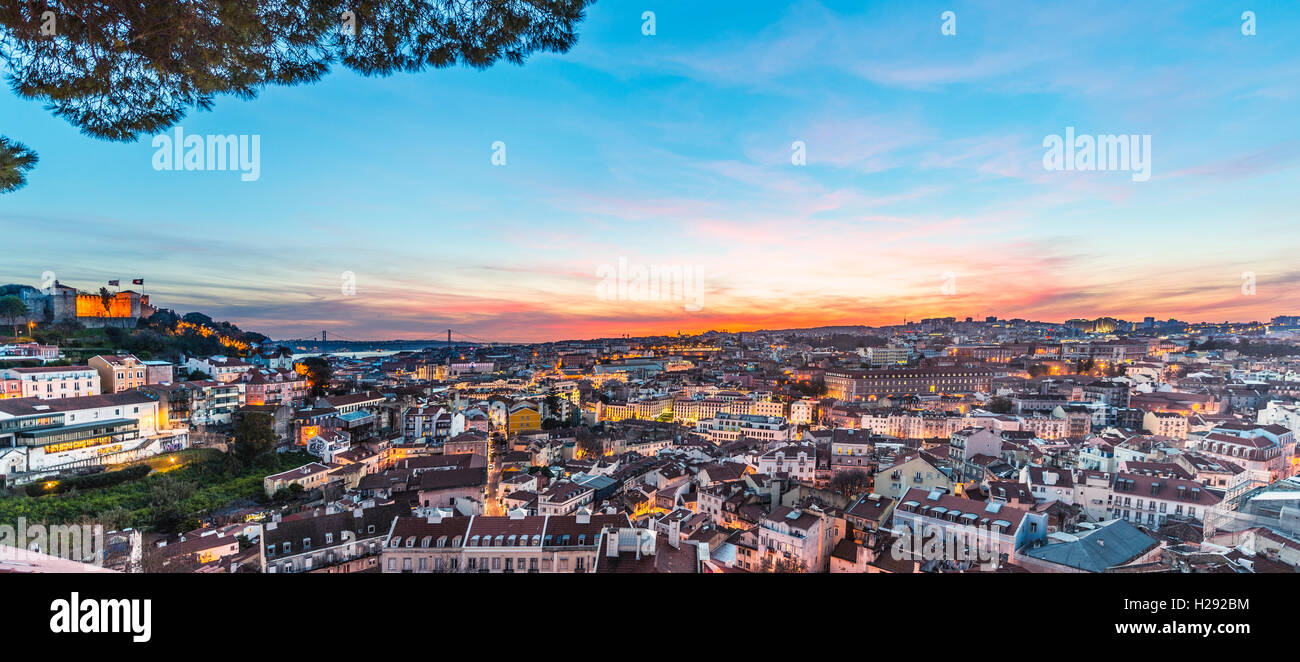 Blick über Lissabon, das Castelo de São Jorge, Sonnenuntergang, Graça Viewpoint, Lissabon, Portugal Stockfoto