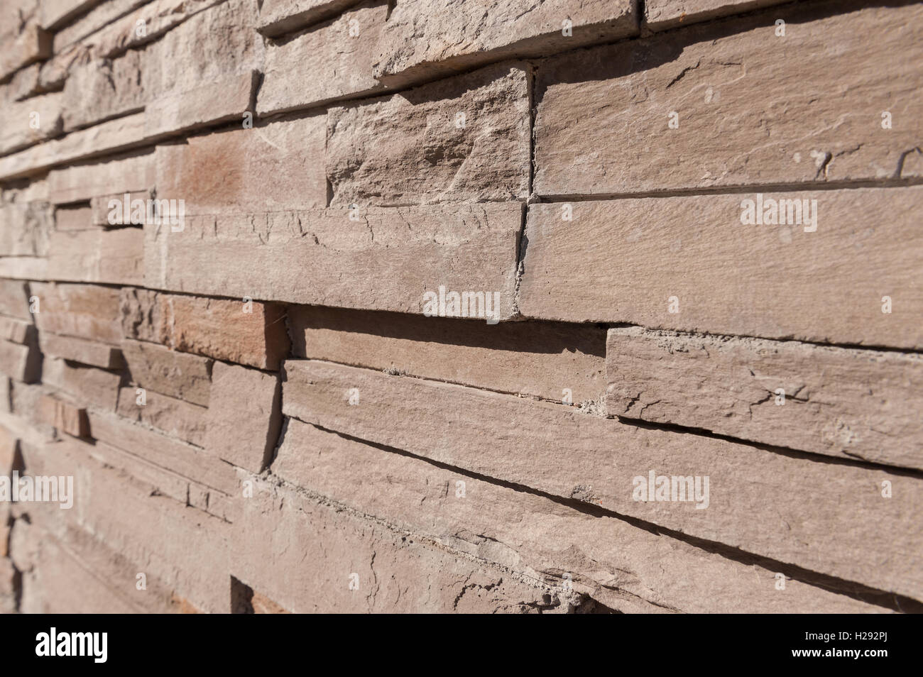 eng gestapelten Trockenmauer Schiefer Quarz Gesteinsschichten mit Textur Stockfoto