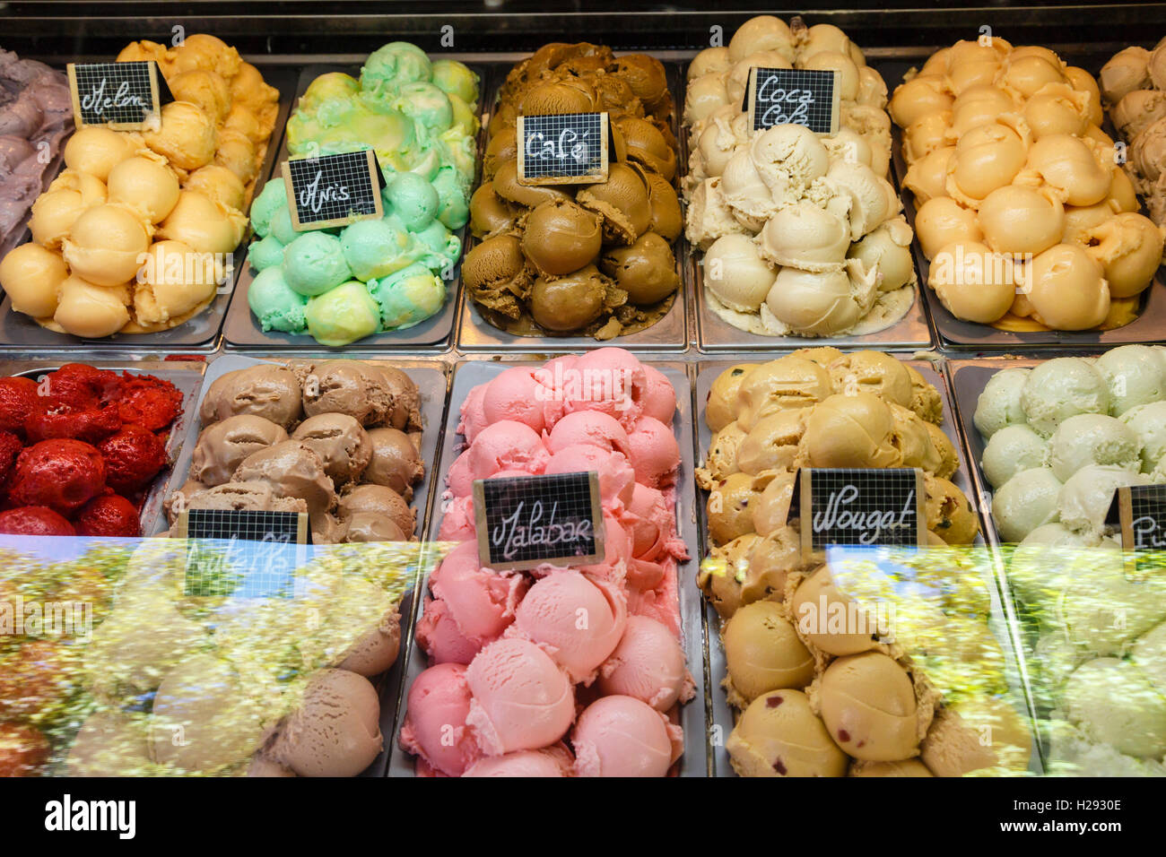 Viele Aromen von Eis im Verkauf bei Vallon-Pont-d ' Arc, Ardèche, Frankreich Stockfoto