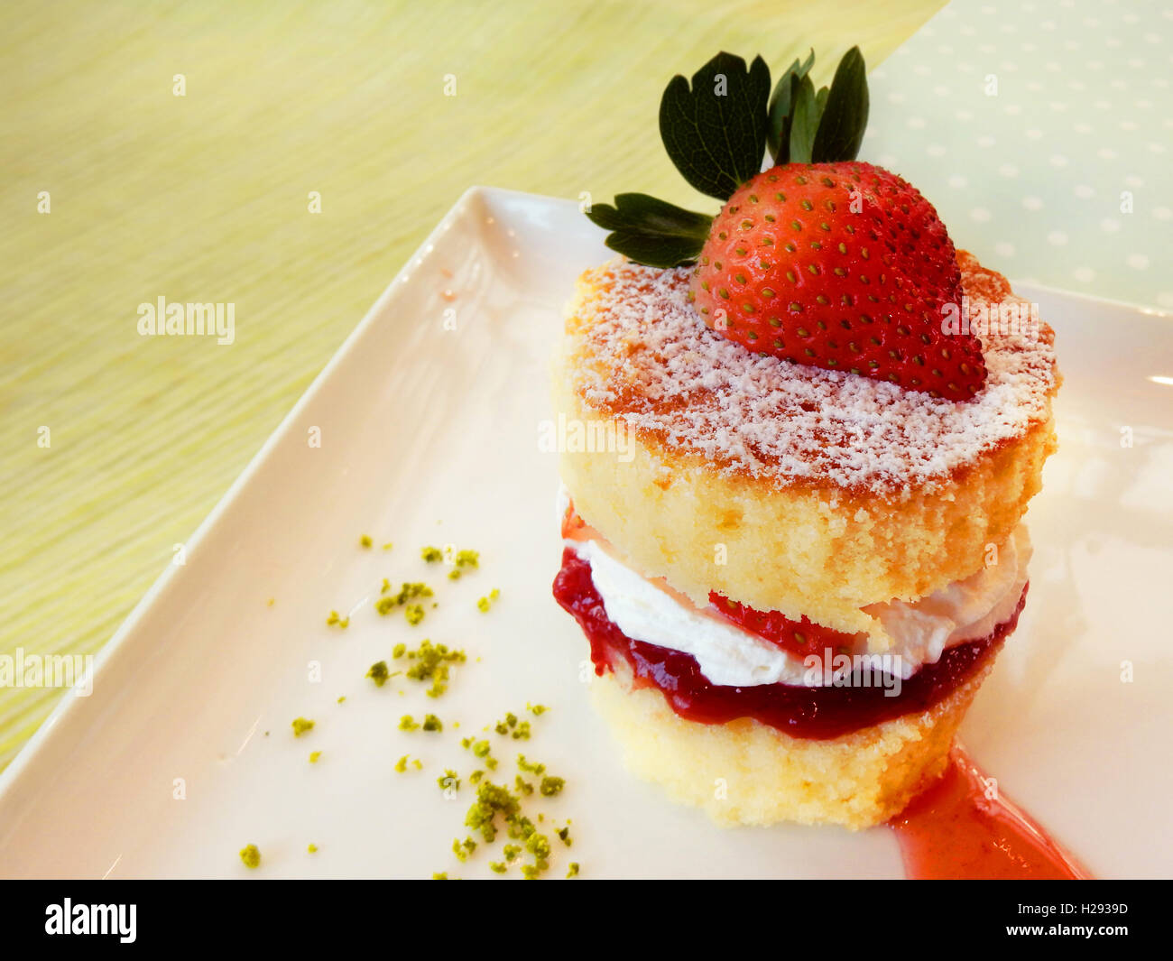 Frische Erdbeeren Biskuit auf einem Teller Stockfoto