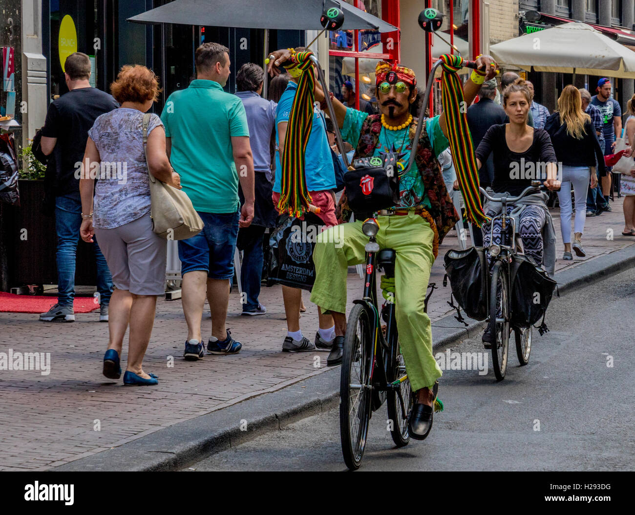 Bizarr gekleideten Radfahrer in der Stadt Amsterdam Radfahrer sind ermutigt durch eine sichere Straßen-System einschließlich der Radwege Stockfoto