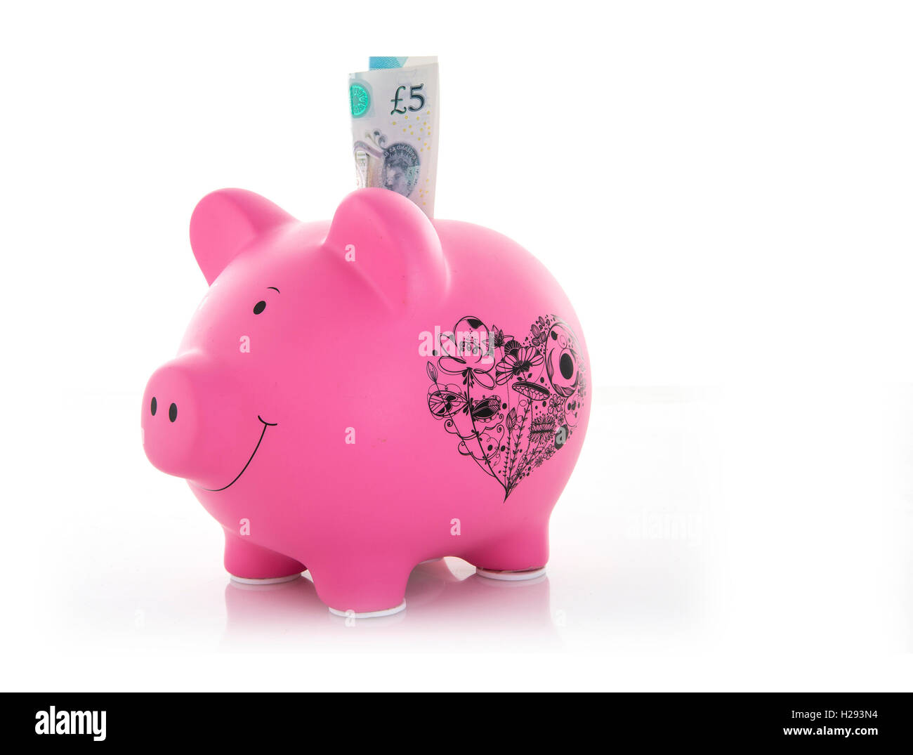 Rosa Sparschwein mit neuen fünf-Pfund-Note auf einem weißen Hintergrund Stockfoto