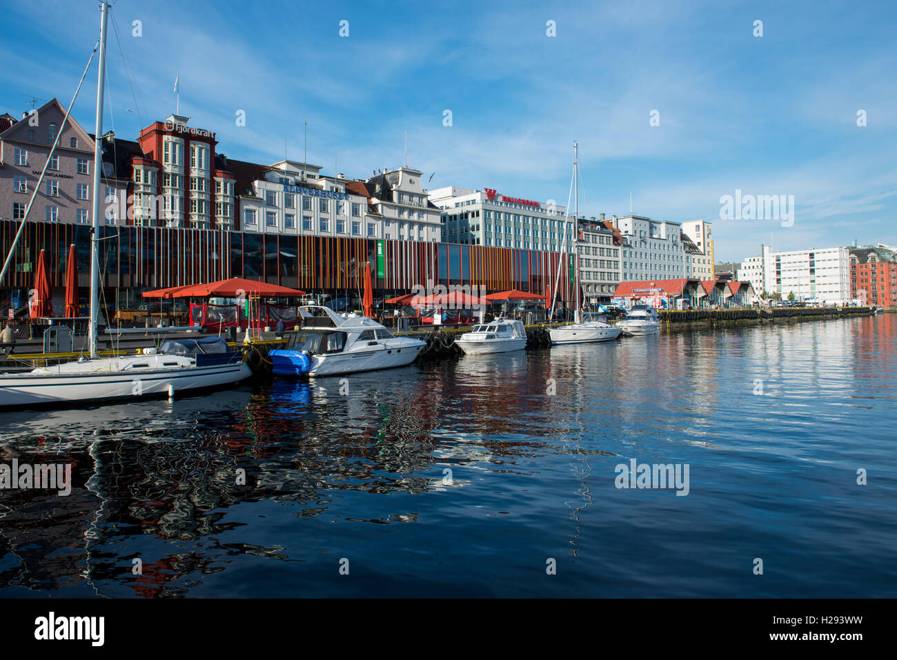 Norwegen, Bergen, UNESCO Weltkulturerbe-Stadt. Uferpromenade und Hafen-Bereich. Stockfoto