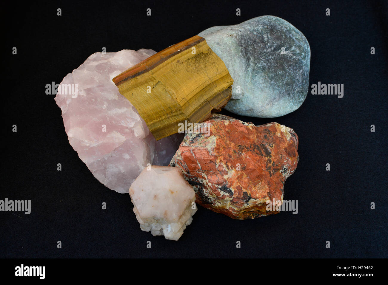 Diversifiziertes Portfolio-Konzept. Sammlung von Halbedelsteinen. Stockfoto