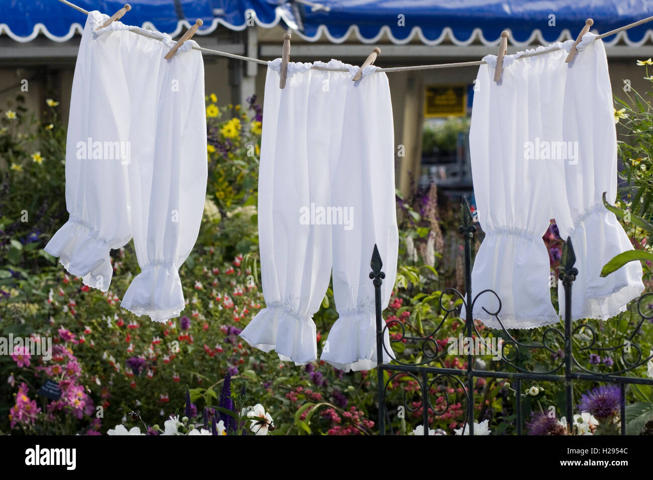 Wäsche auf einer Wäscheleine im Garten hängen Stockfotografie Alamy