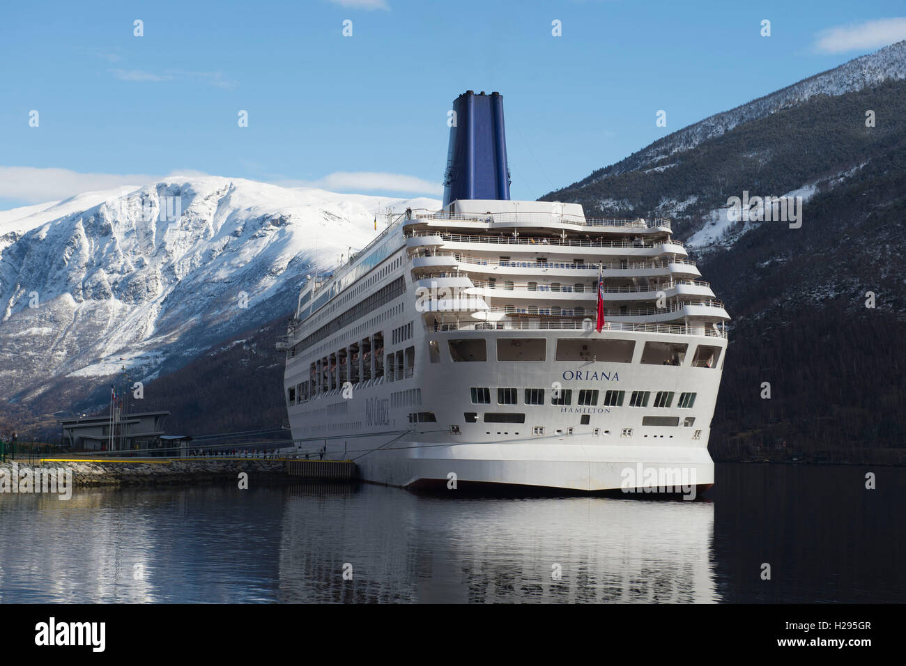 Oriana P & O Kreuzfahrt Schiff angedockt in einem Fjord in Flåm, Norwegen Stockfoto