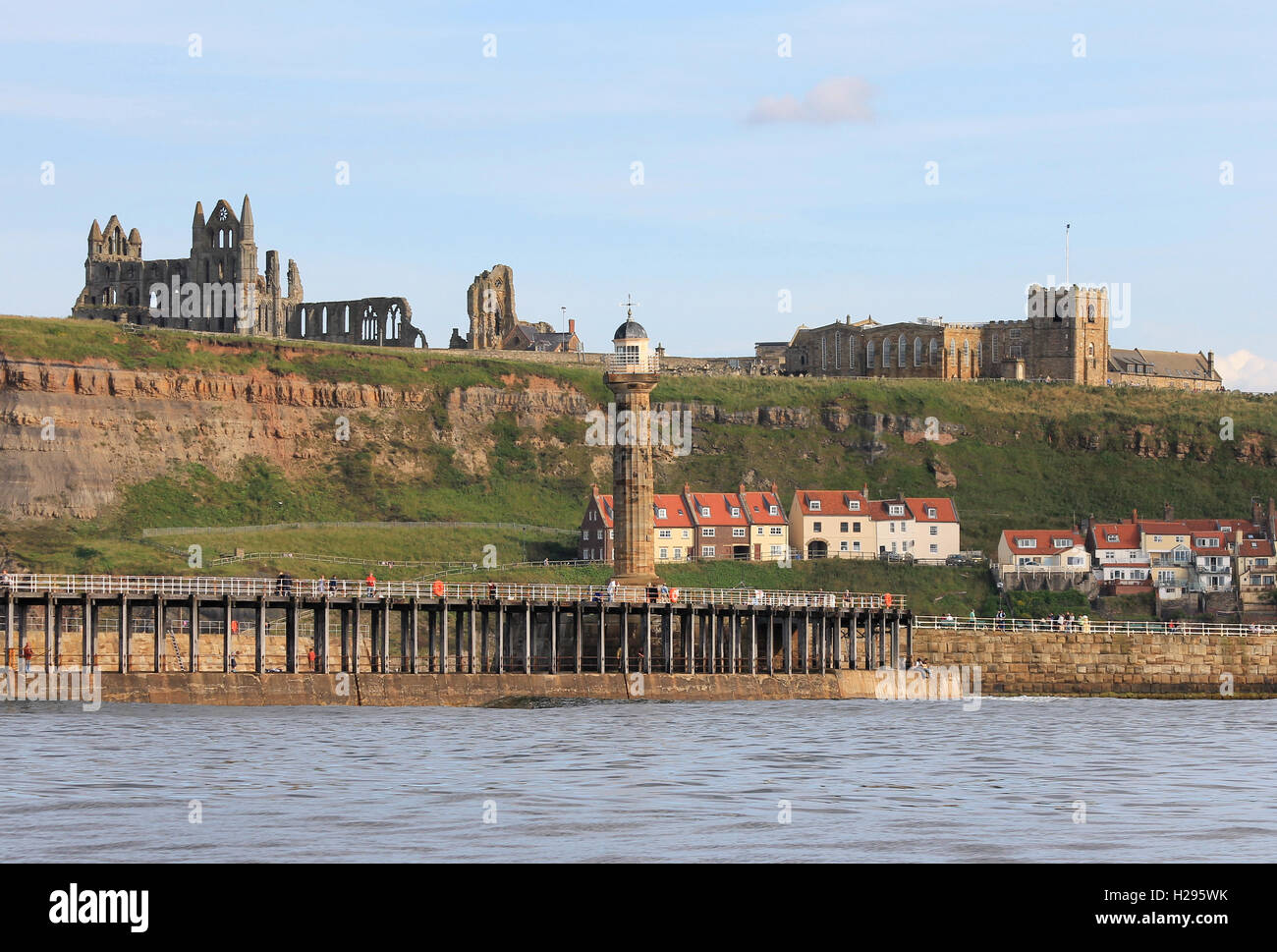 Ein Blick auf Whitby Abbey & St. Mary'sKirche. Whitby war die Heimat