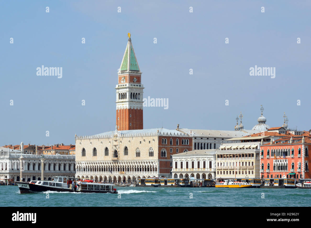 Dogenpalast und Campanile von Venedig in Italien. Stockfoto