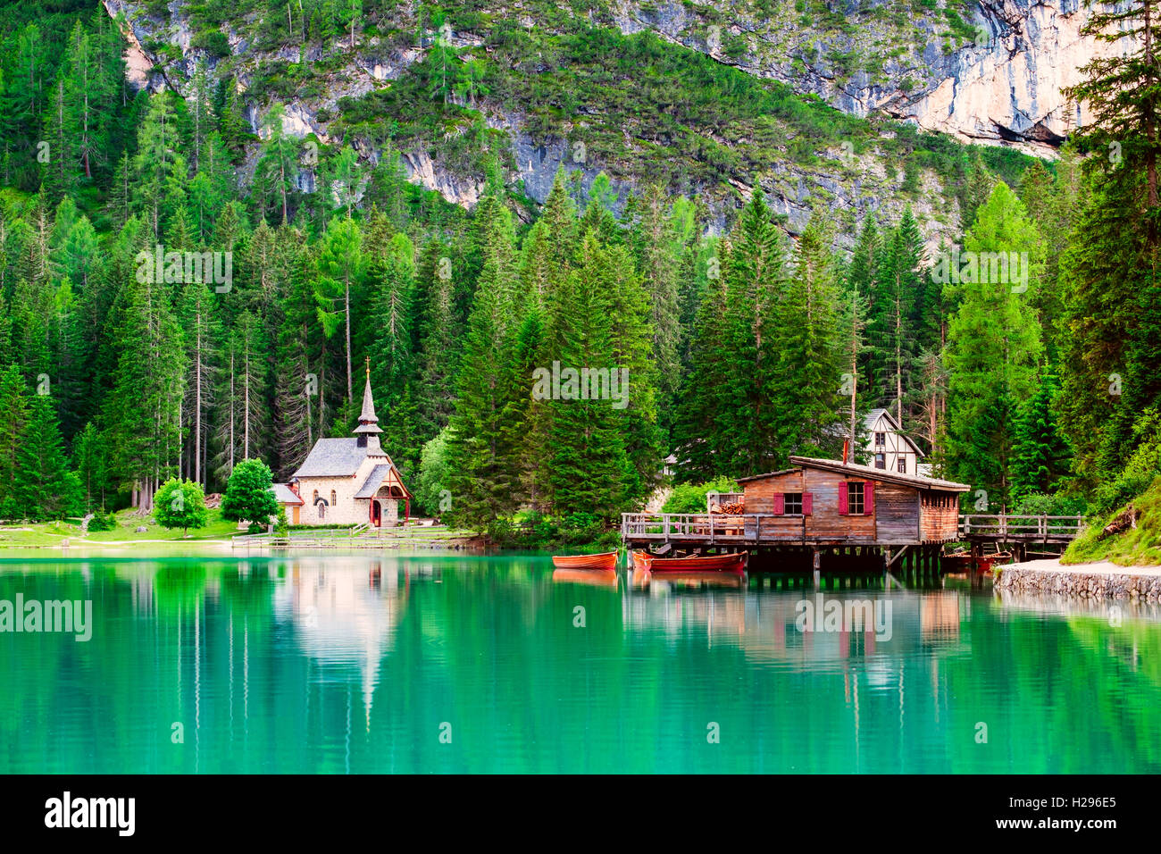 Pragser Wildsee (Pragser Wildsee) in den Dolomiten, Südtirol, Italien Stockfoto