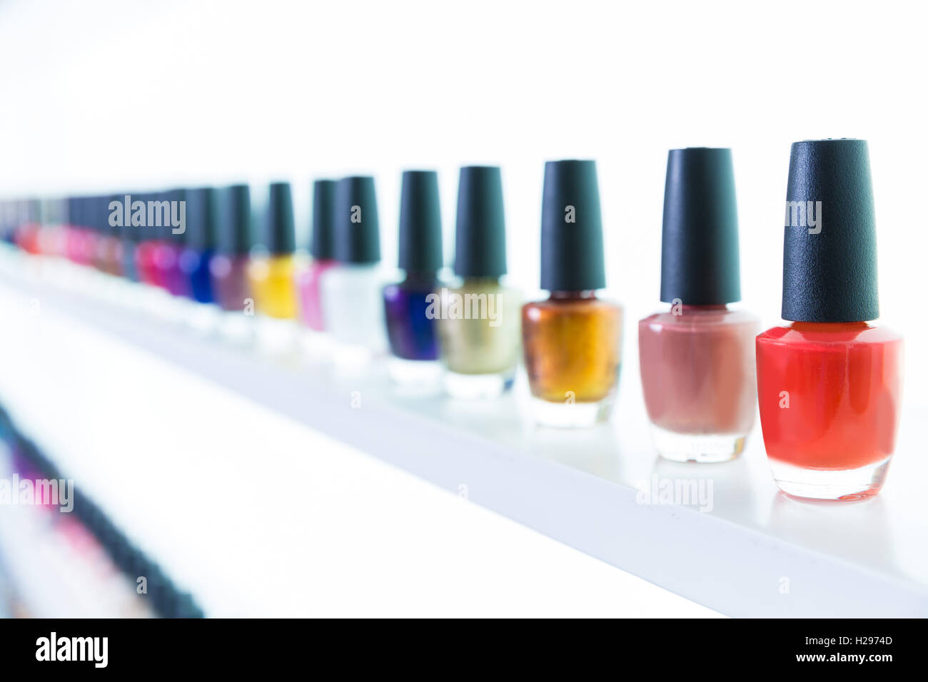 bunten Nagellack-Farben in einer Reihe an Nägel Salon auf weiß Stockfoto