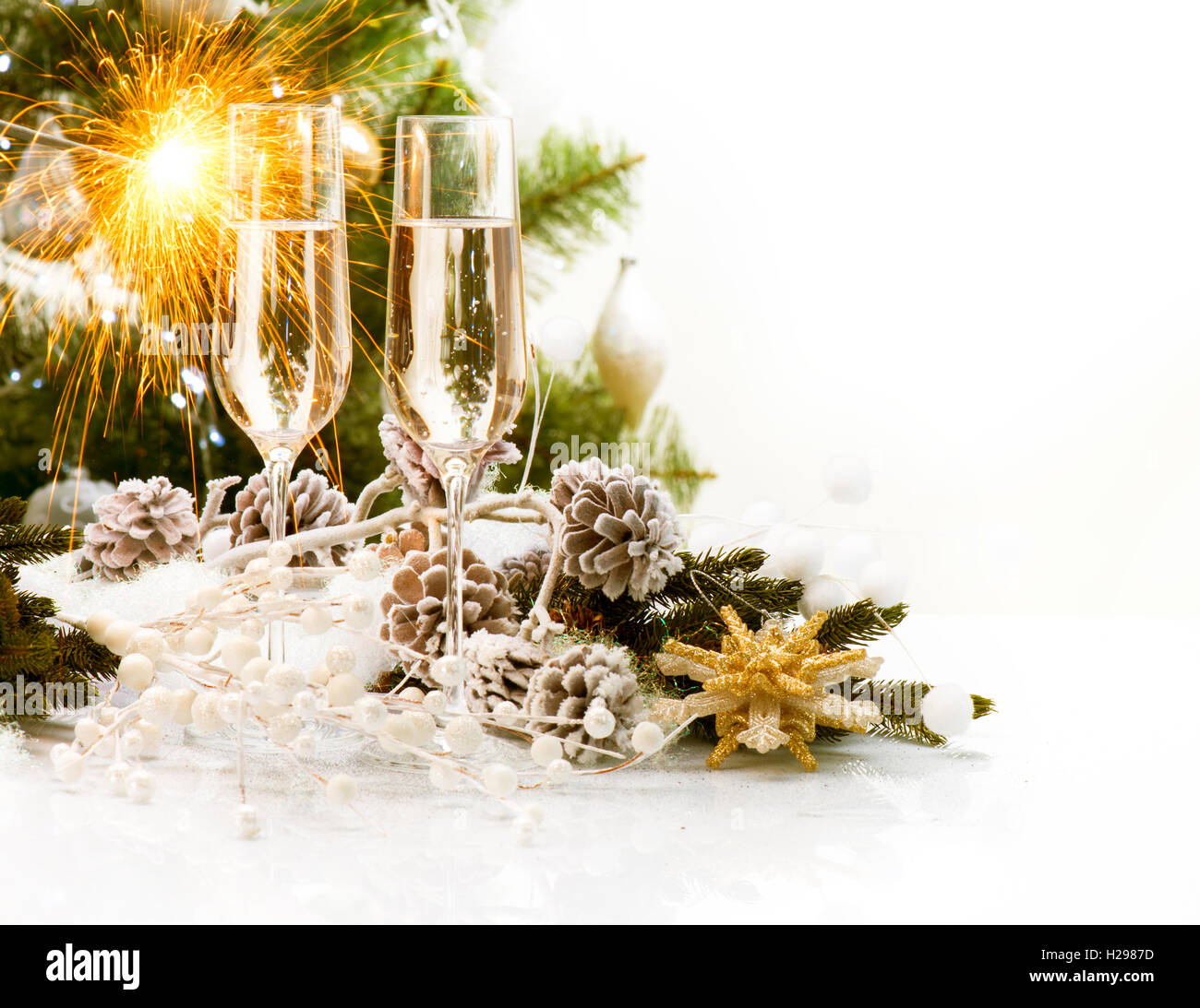Weihnachts-Szene. Neujahr-Kartendesign mit Champagner Stockfoto