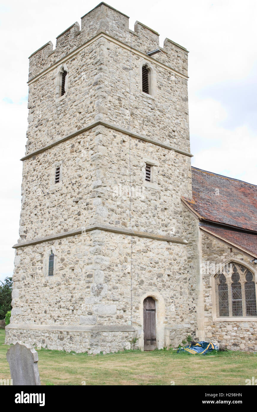 Turm der Kirche St. Maria und St. Peter in Wennington, London, England. Stockfoto