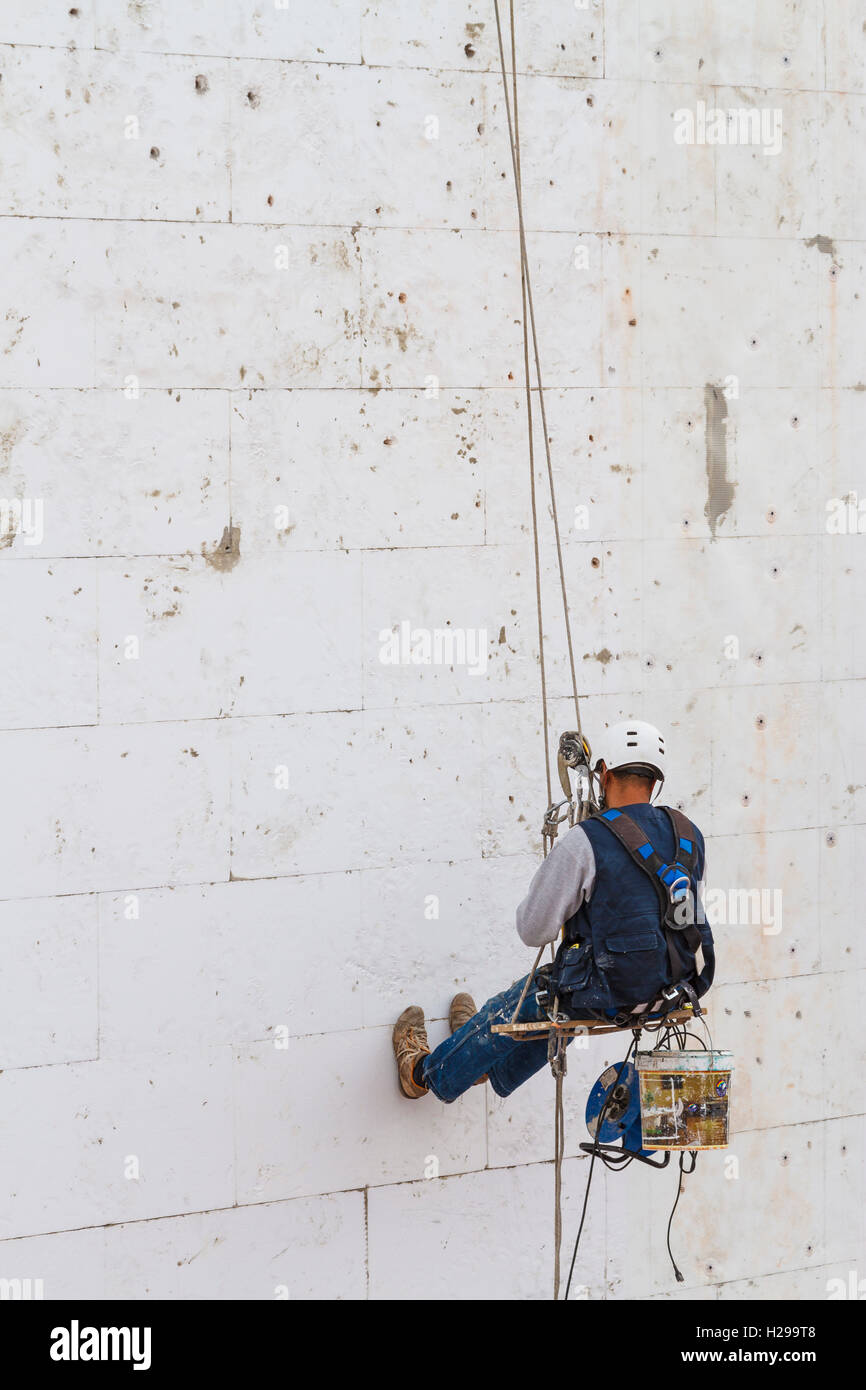 Facharbeiter an einer Hauswand. Stockfoto