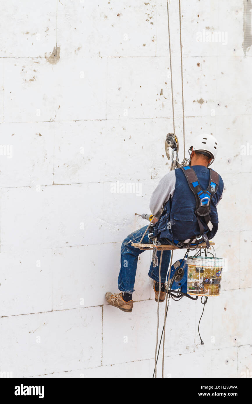 Facharbeiter an einer Hauswand. Stockfoto