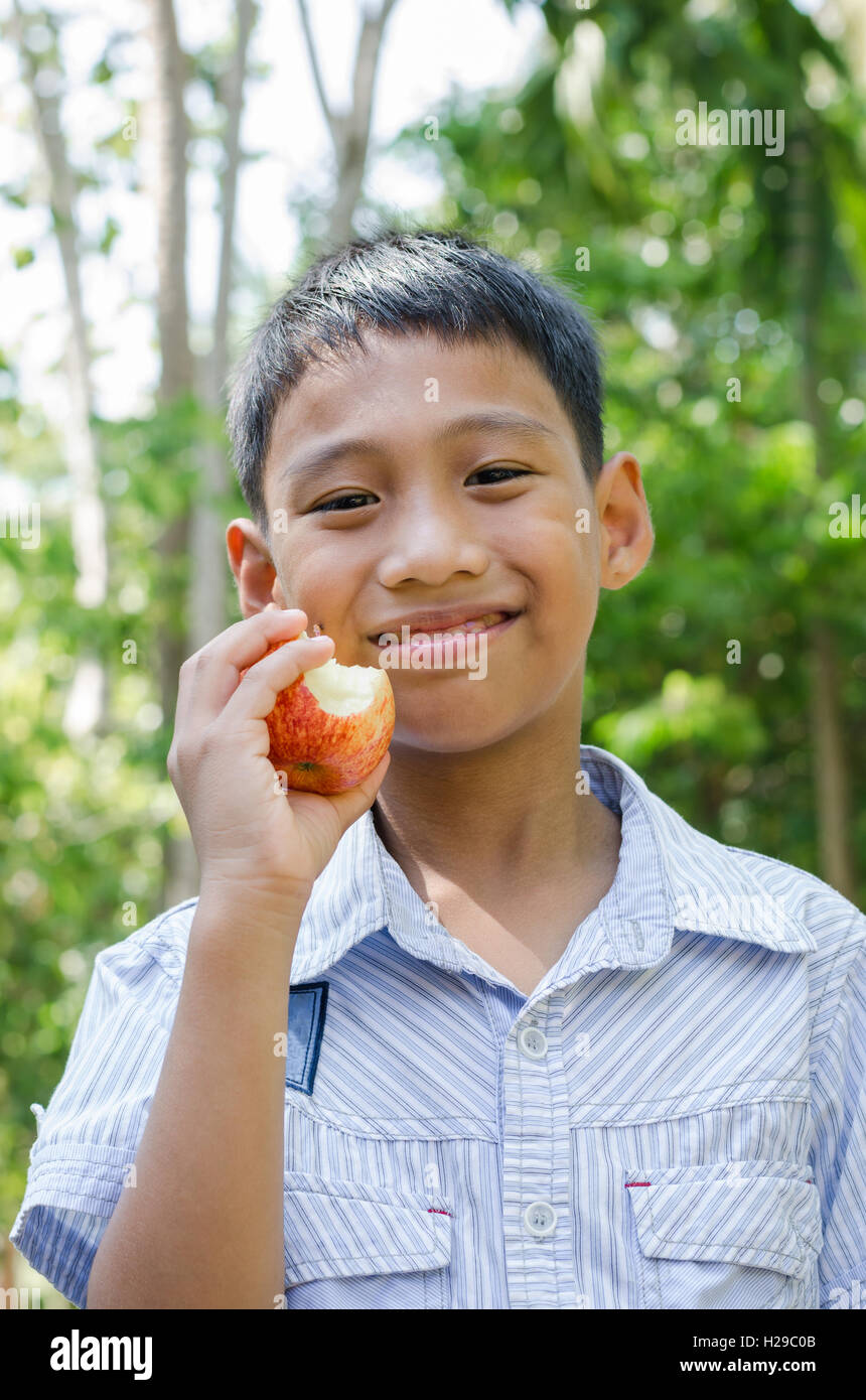 Asiatische Kind genießen Essen Apfel. Stockfoto