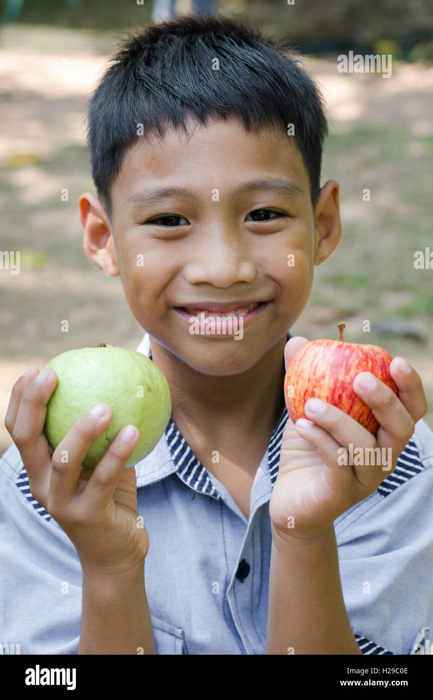 Asiatische Kind genießen, mit den frischen Guaven. Stockfoto