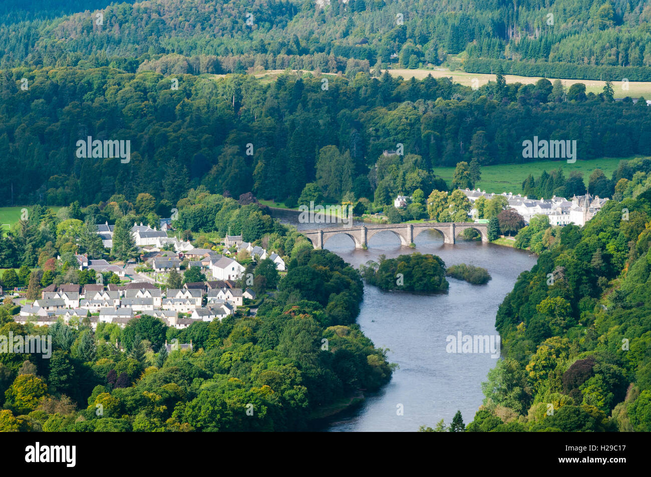 Fluß Tay und die Brücke, erbaut von Thomas Telford verbinden Dunkeld mit wenig Dunkeld, Perthshire, Scoutland, UK Stockfoto