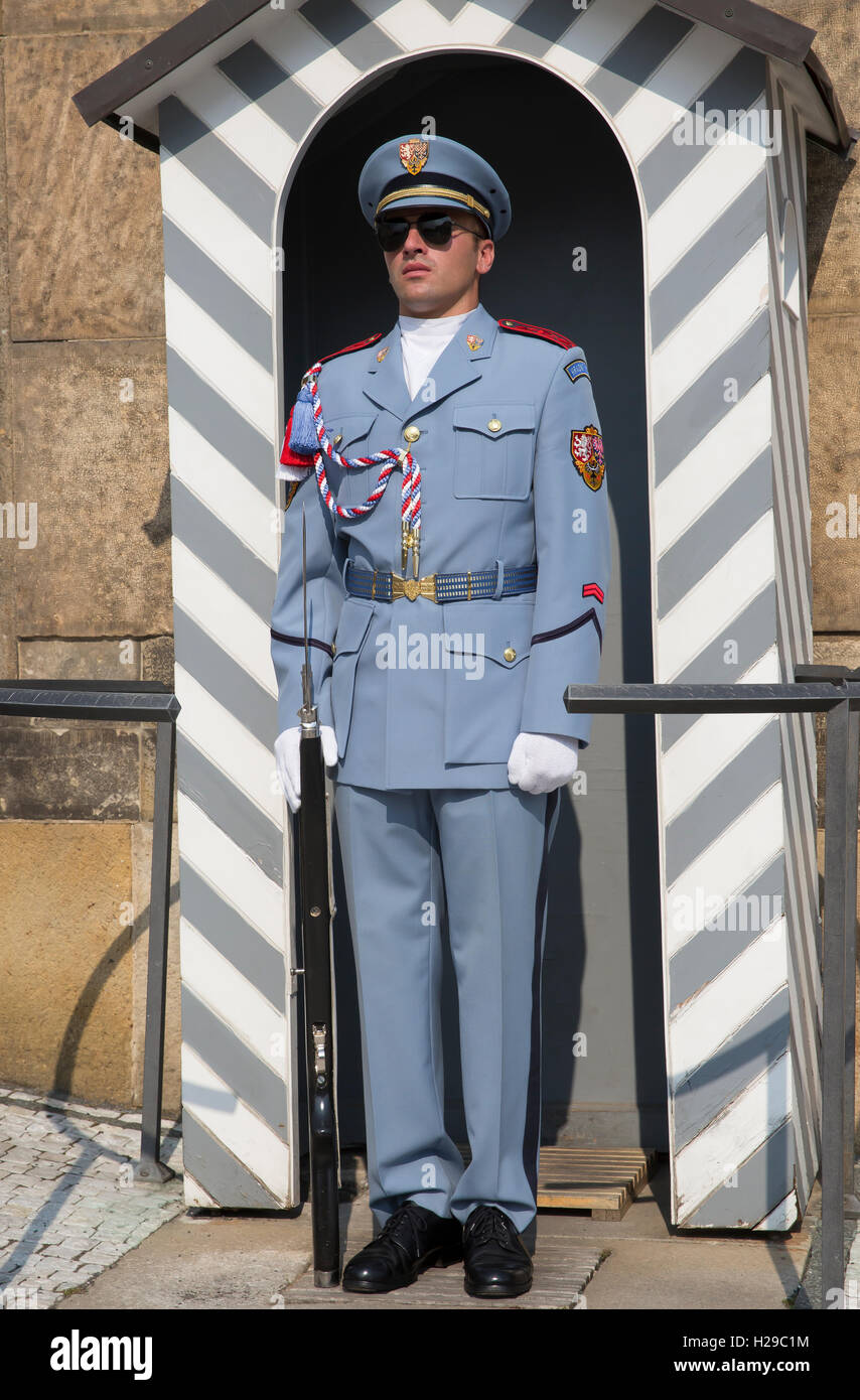 Wache auf Pflicht in eine Sommerzeit blaue uniform auf der Prager Burg Stockfoto