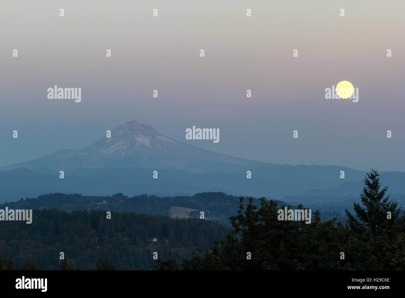 Harvest Moon 2016 Vollmond steigt über Mount Hood und Happy Valley Oregon Stockfoto