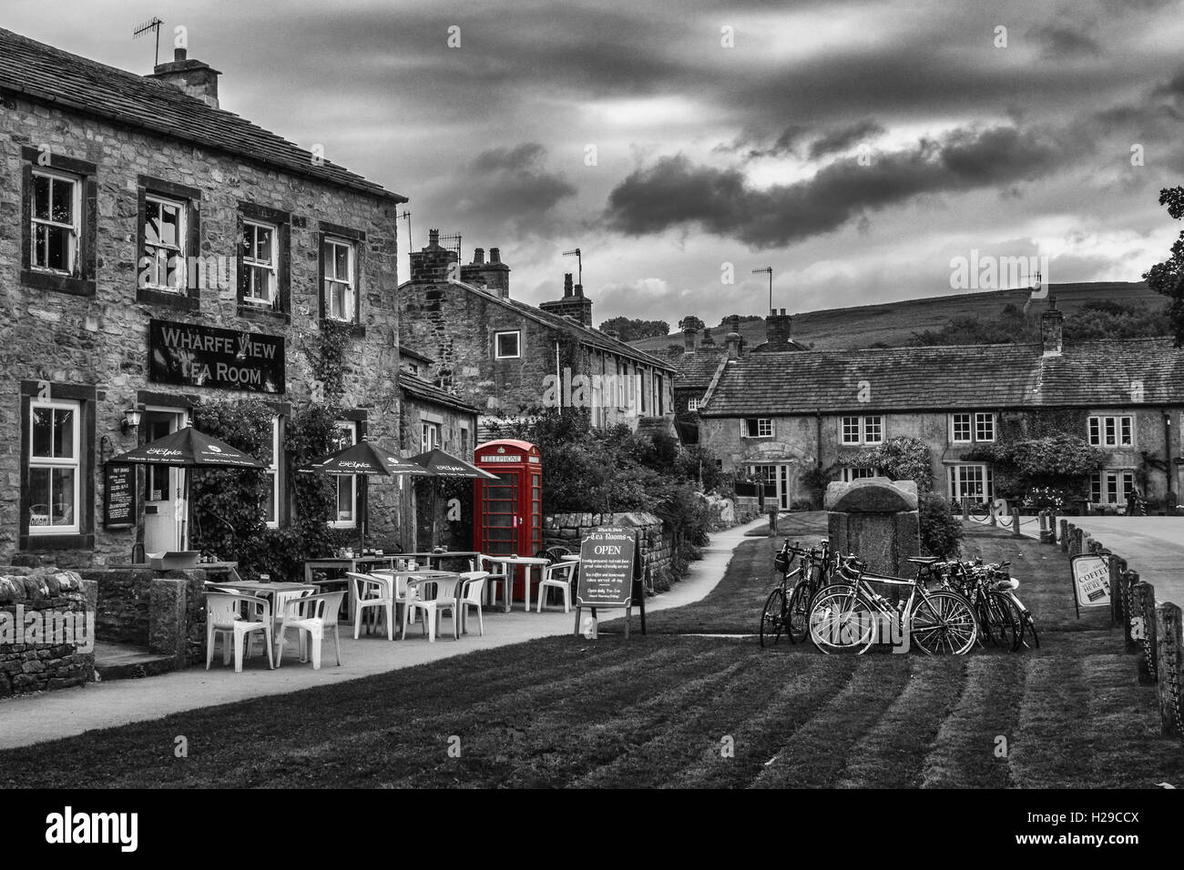 Schwarze und weiße Landschaften: burnsall Dorf mit einem traditionellen roten Telefonzelle, North Yorkshire, England, Großbritannien Stockfoto