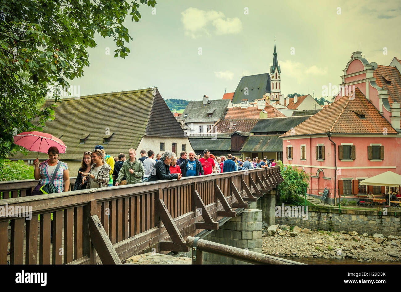 Cesky Krumlov, erstaunlich, einzigartige mittelalterliche Stadt in Böhmen, Tschechien. Masse der Touristen auf der Fußgängerbrücke. Stockfoto
