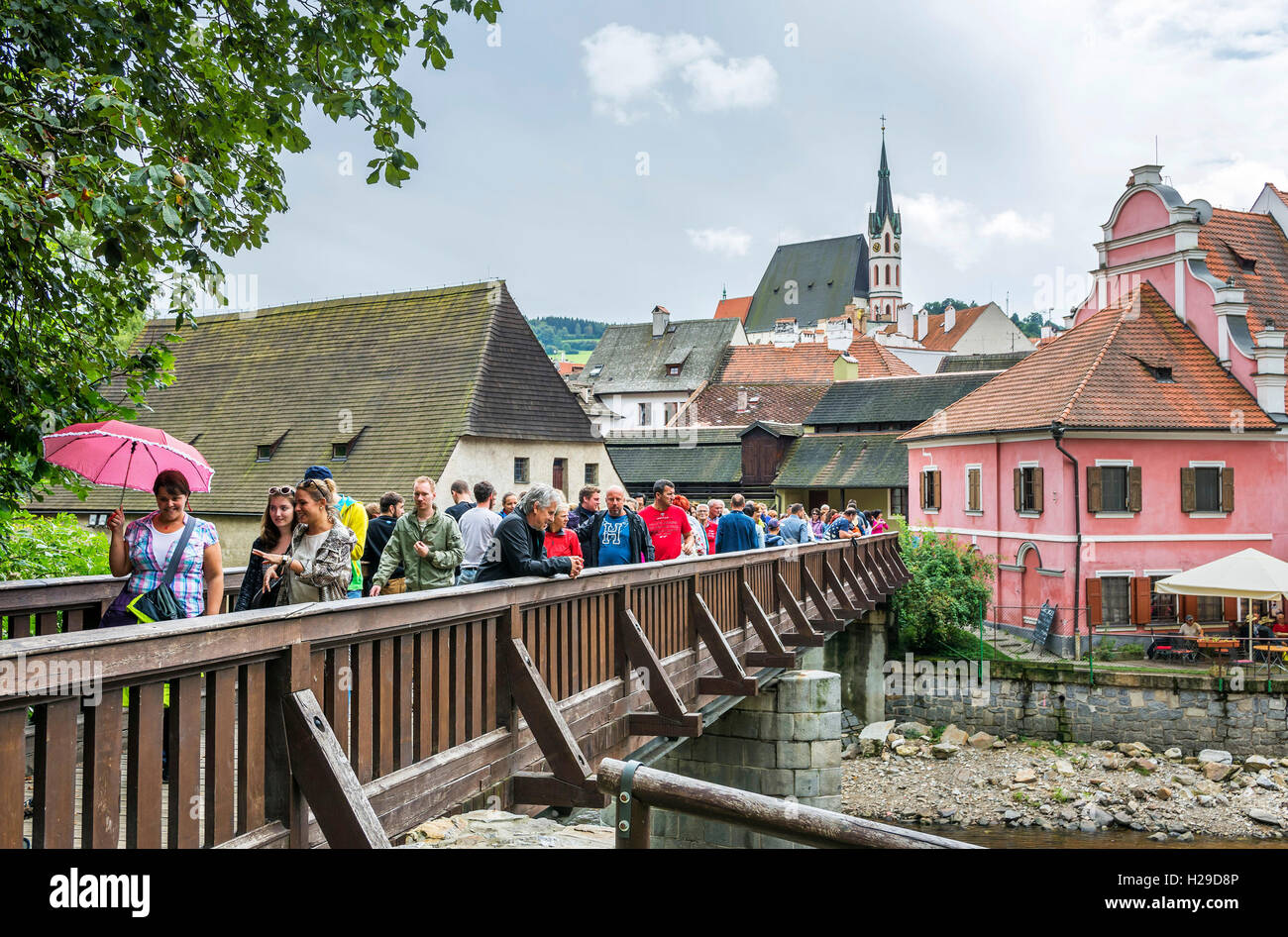 Cesky Krumlov, erstaunlich, einzigartige mittelalterliche Stadt in Böhmen, Tschechien Masse der Touristen auf der Fußgängerbrücke. Stockfoto