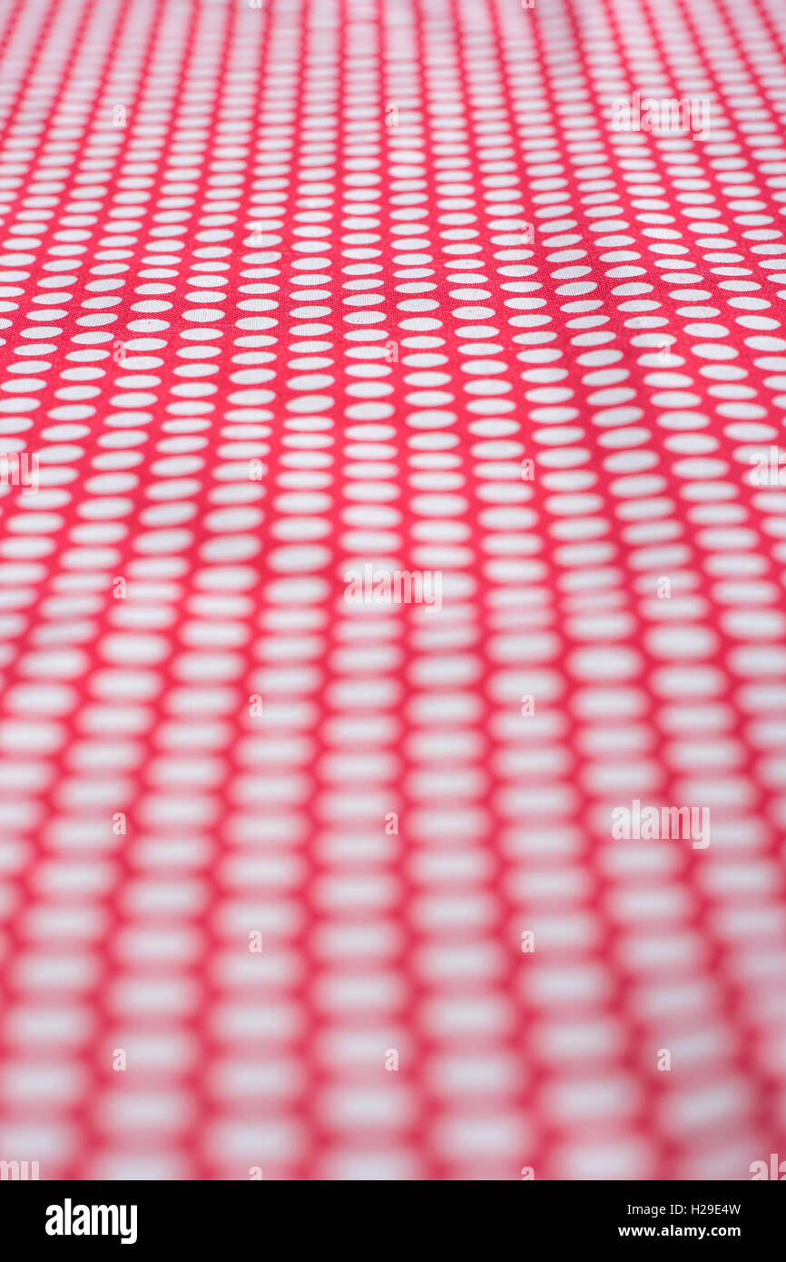 Abstrakt rot-weiß gepunkteten Baumwolle material-Punkte geht zurueck in die Ferne. Konzept "Internationale Dot Tag', vielleicht ein dotty Persönlichkeit, dotty Person Stockfoto